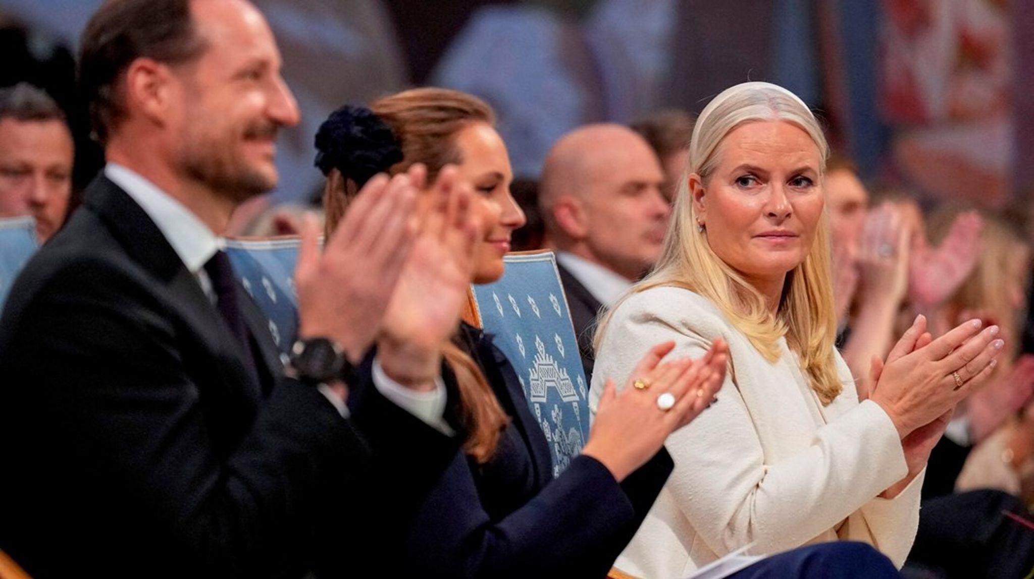 Det udgør en demokratisk og sikkerhedspolitisk risiko, at folk fra kongefamilien og politikere sætter sig selv i en position, hvor de kan blive udsat for pres eller skylde en mand som Epstein noget, skriver&nbsp;Jette F. Christensen.