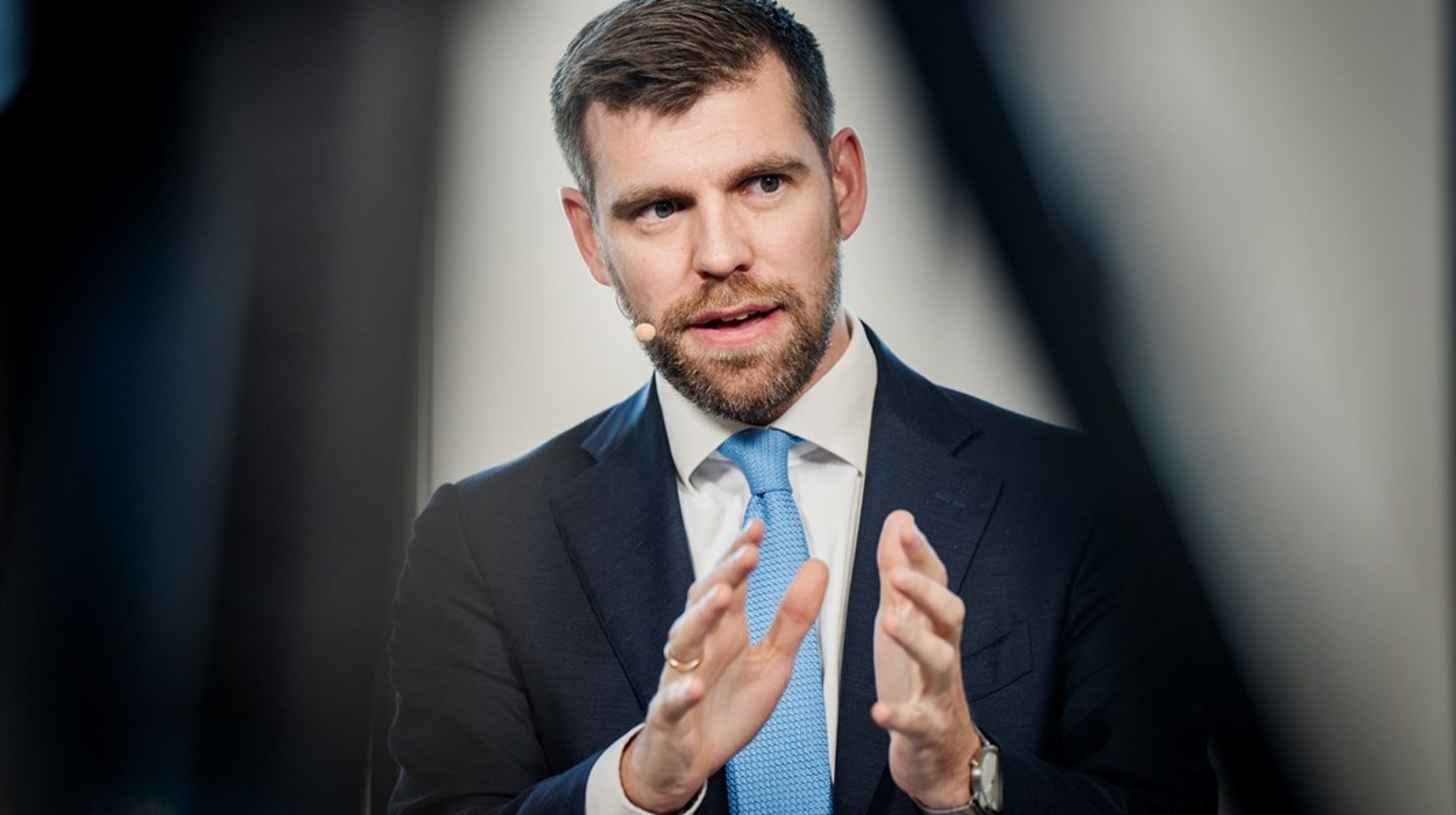 Partierne bag aftalen nævner som eksempler religiøse skilsmissevilkår, der kræver, at kvinden ikke gifter sig igen, at hun frasiger sig retten til sine børn, eller at hun kun må flytte en bestemt afstand fra sin tidligere ægtefælle.