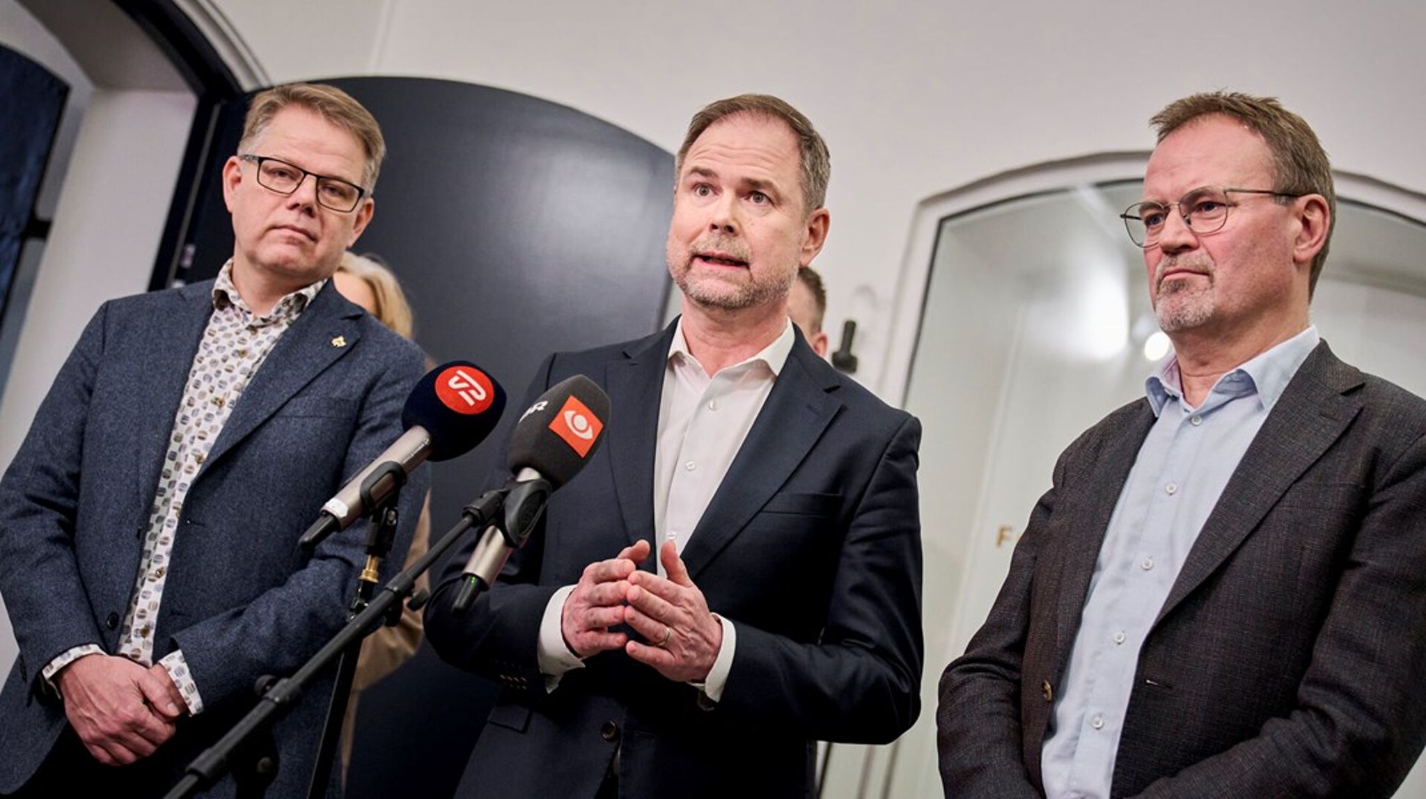 Flankeret af formand i Akademikerne Tomas Kepler (tv.) og Danmarks Lærerforenings formand Gordon Ørskov Madsen (th.) præsenterede finansminister Nicolai Wammen (S) overenskomsten for de statsligt ansatte. Den får blandt andet betydning for gymnasielærere og soldater.