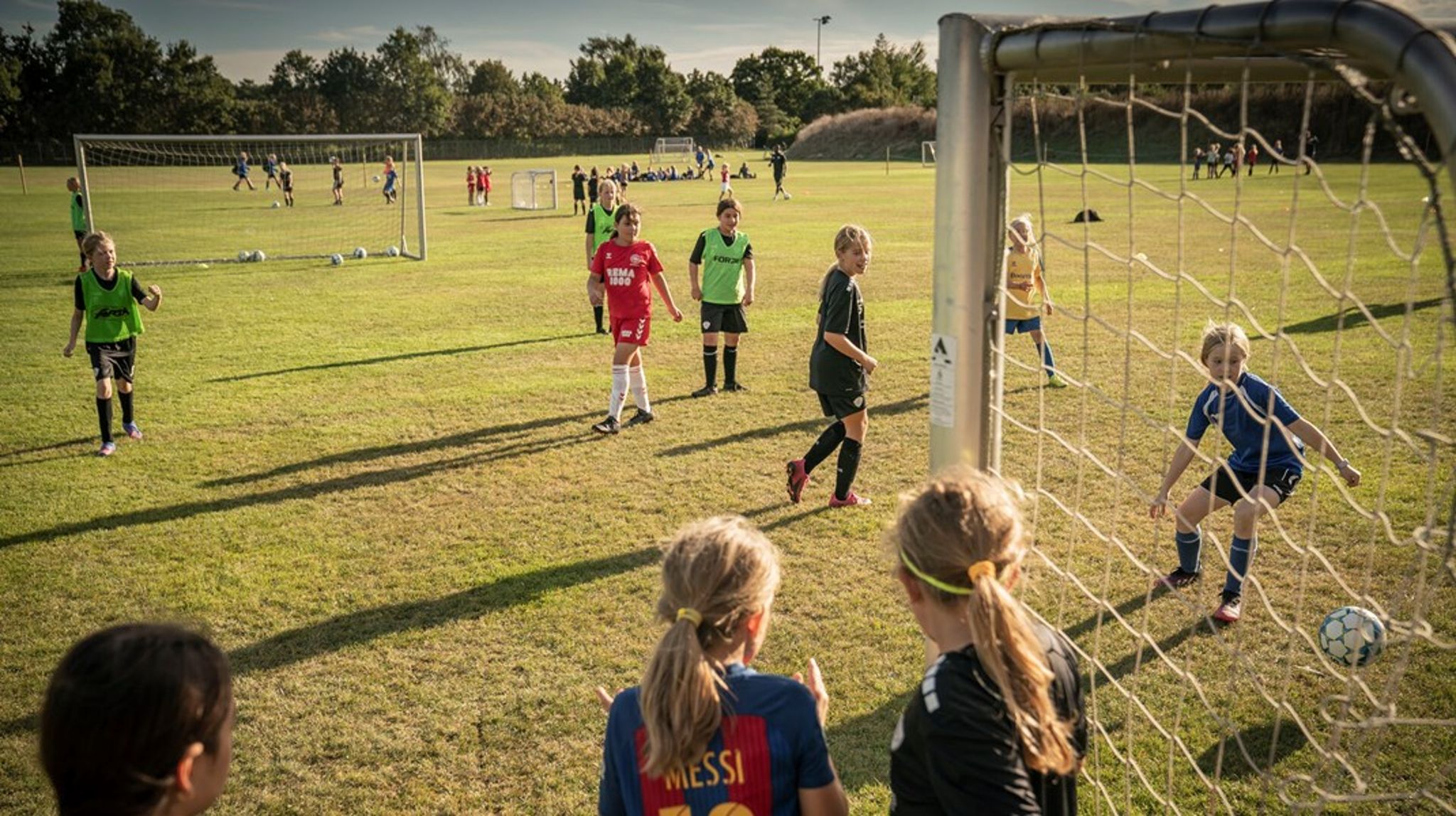 Bestyrelsen skal sikre, at&nbsp;Hele Danmarks Klubhus udvikles i tæt samspil med fodboldens fællesskaber i hele landet.