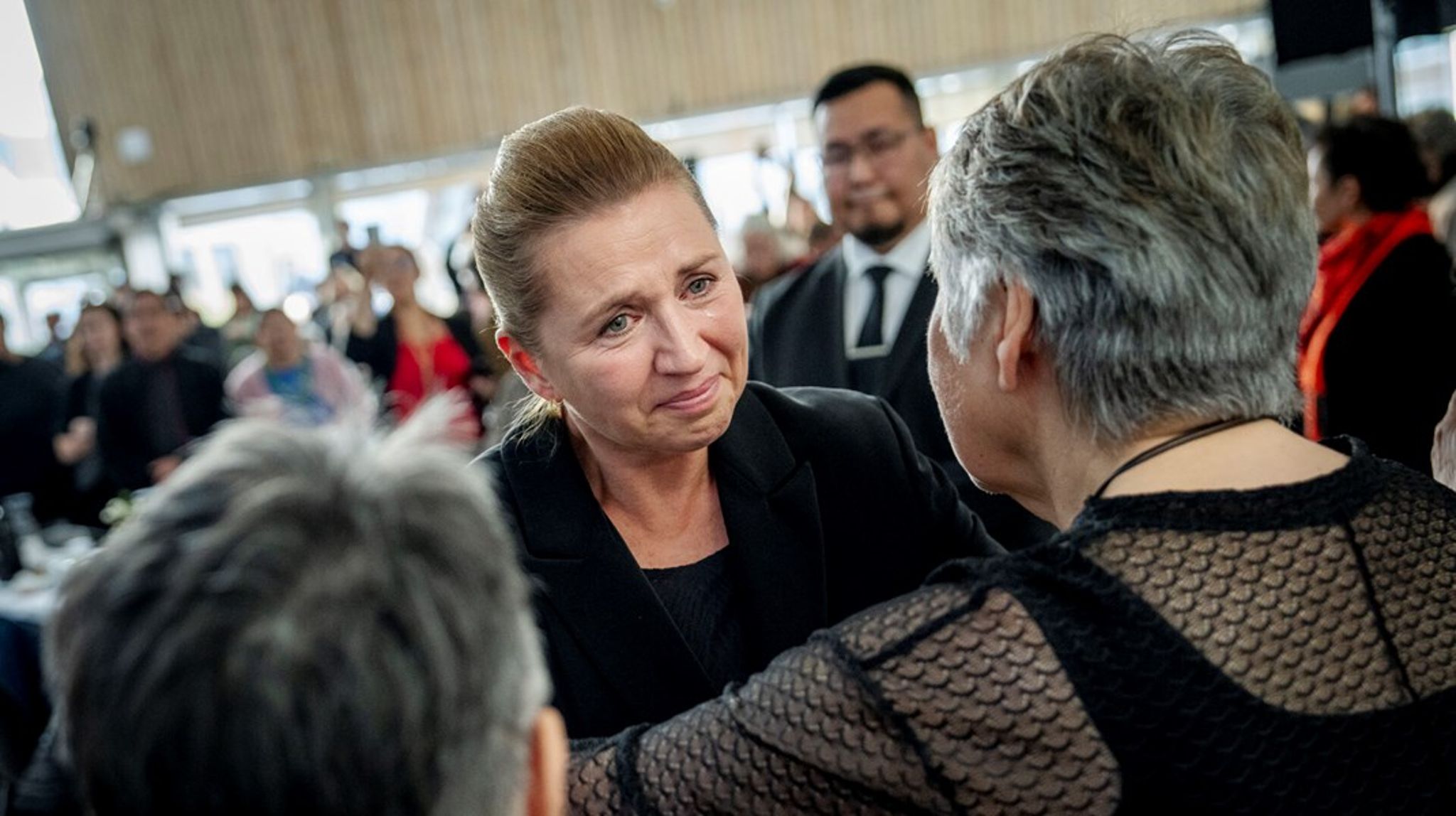 <span><div></div><span>24. september 2025 hilste statsminister Mette Frederiksen på berørte kvinder i spiralsagen, efter hun havde givet en officiel undskuldning under et arrangement i Katuaq i Nuuk.<br></span></span>