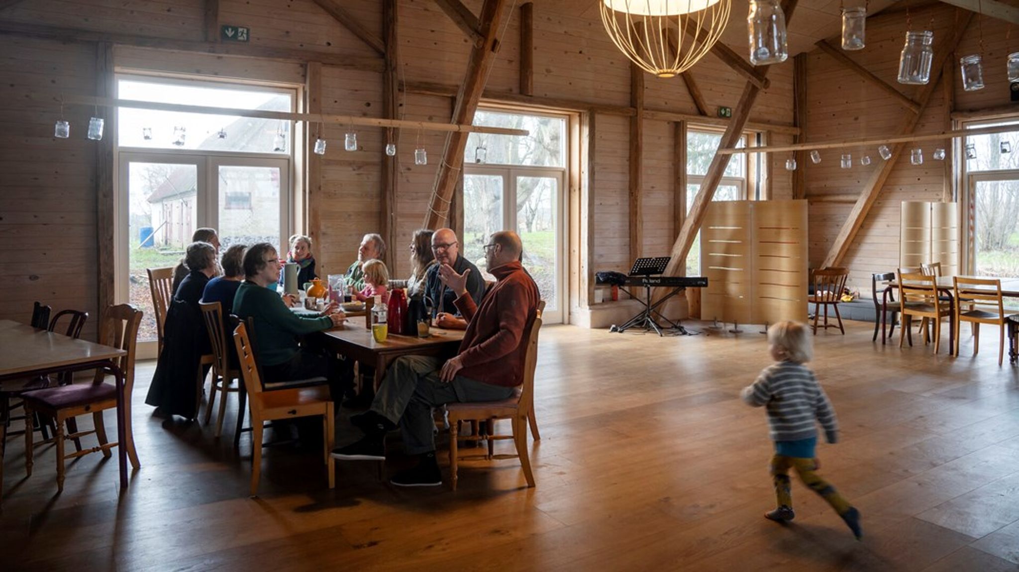 Nutidens bofællesskaber ligner ikke deres forgængere. Det romantiske 1970’er-billede af venner, der byggede et fælles liv på kanten af en skov – ofte i opposition til det etablerede samfund – er ikke længere typisk, skriver Stephen Robinson Lloyd-Moffett.