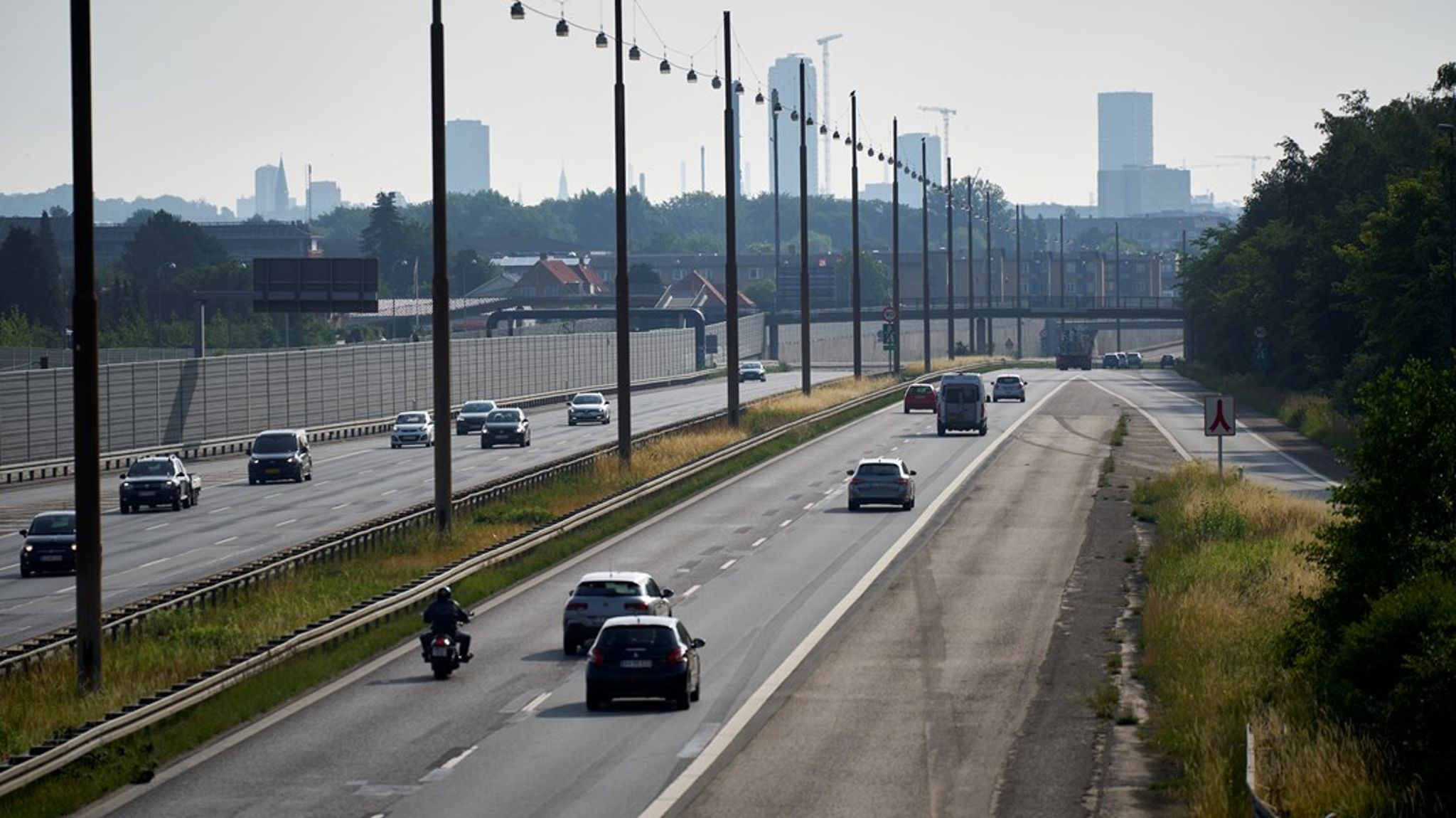 Der blev med Infrastrukturplan 2035 afsat tre milliarder kroner til støjskærme langs statens veje. Cirka halvdelen er brugt. 