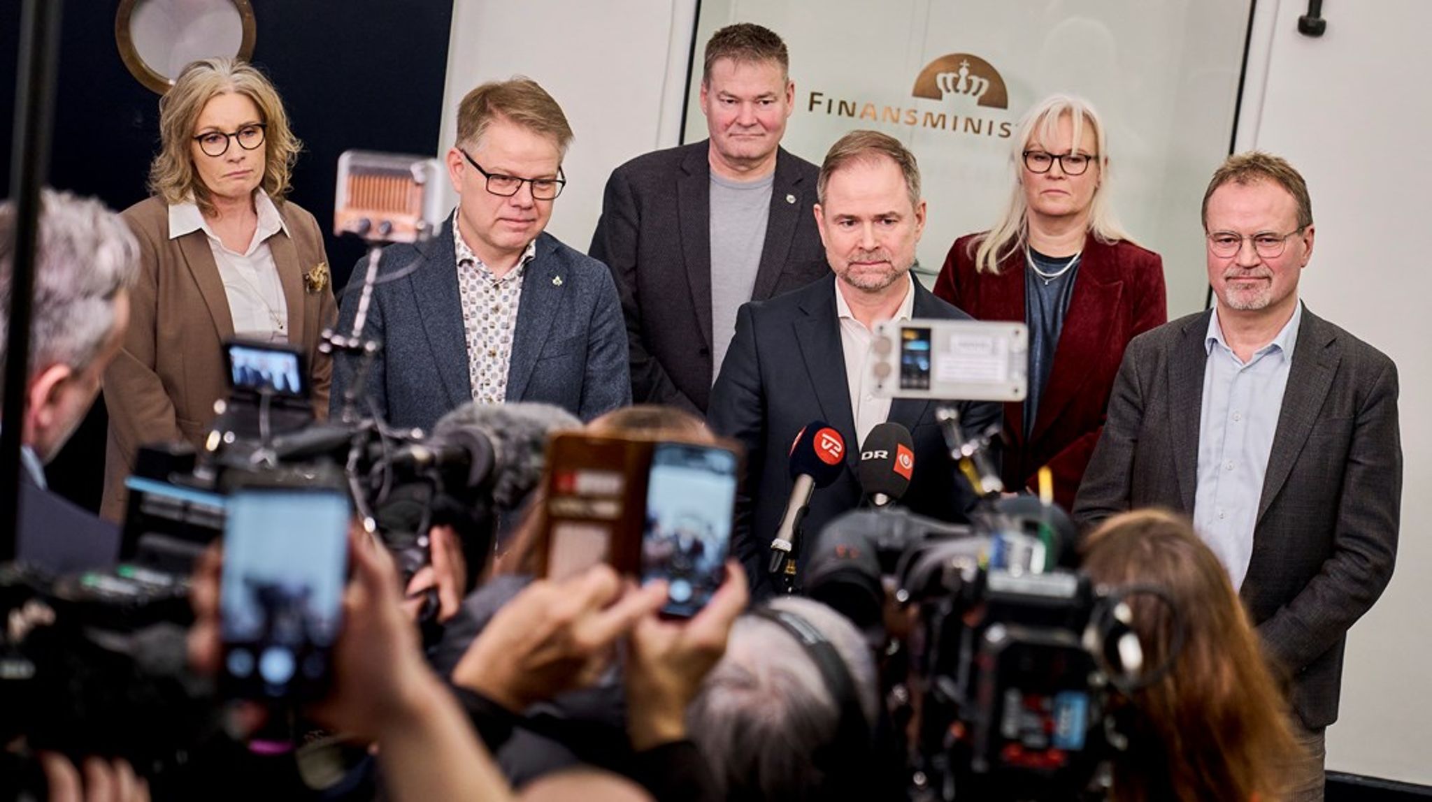Da finansminister Nikolai Wammen (S) for lidt over en uge siden landede en overenskomst med de 200.000 ansatte i staten, stod Akademikernes Tomas Kepler side om side med lærerformand Gordon Ørskov Madsen og resten af fagbevægelsen. I kommunerne skal de højtuddannede forhandle alene.