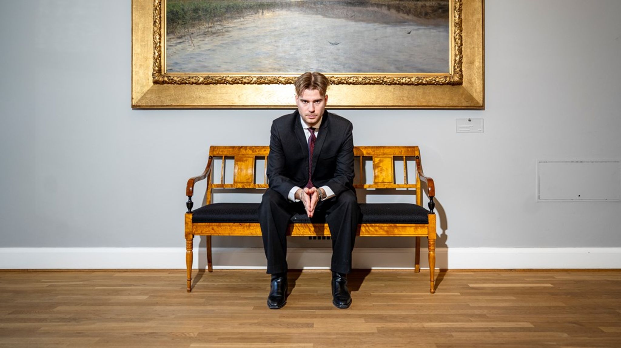Når tæppet en dag falder, vil spørgsmålet ikke være, hvor mange kostumer Mette Frederiksen kunne bære. Spørgsmålet vil være, om der nogensinde var en reel vision inde bag dem, skriver Mitchel Oliver.
