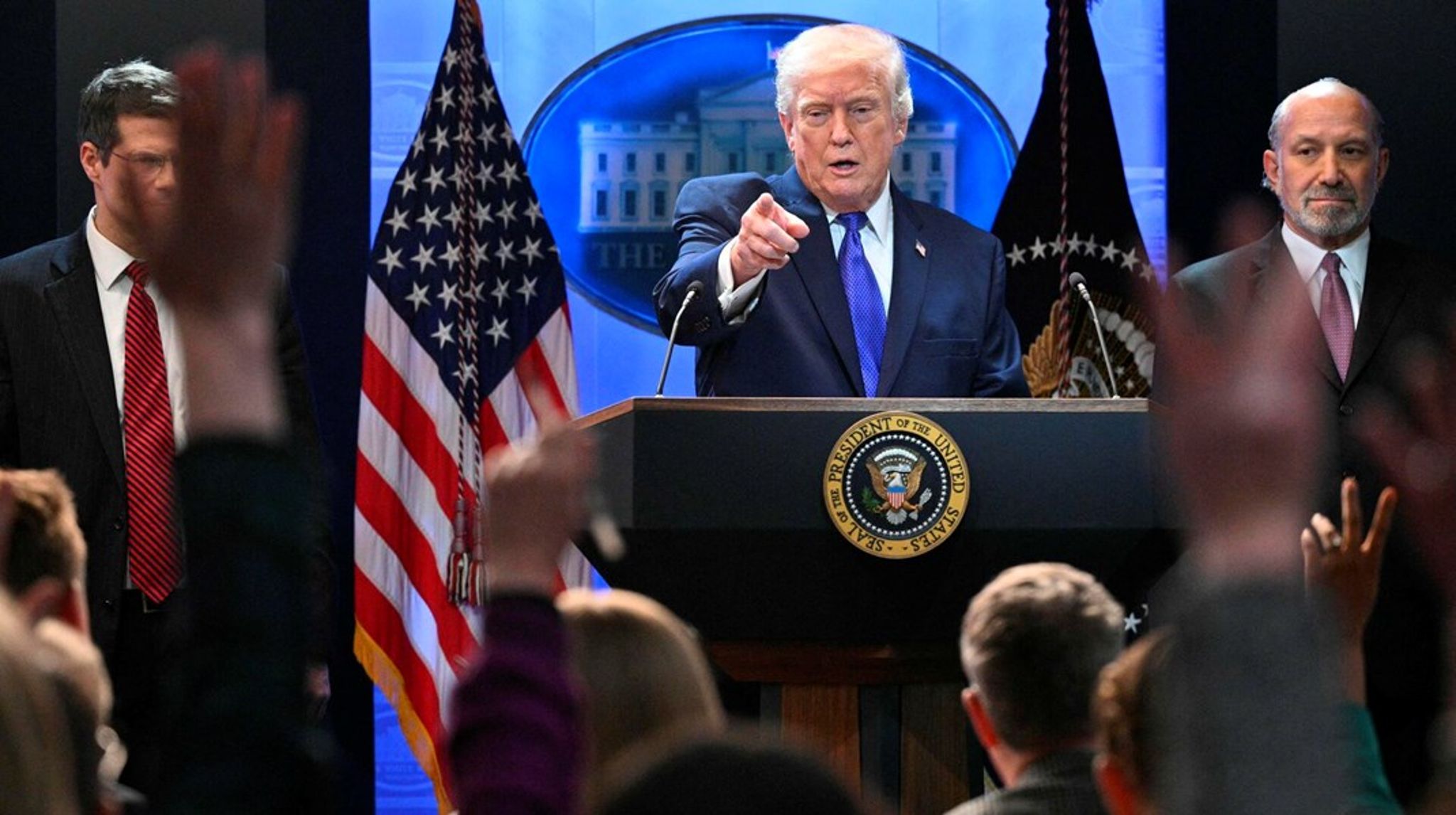 Præsident Trump udtrykte fredag sin store skuffelse over, at USA's Højesteret har erklæret hans straftold ulovlig, hvorefter han straks annoncerede nye toldsatser mod blandt andre EU.