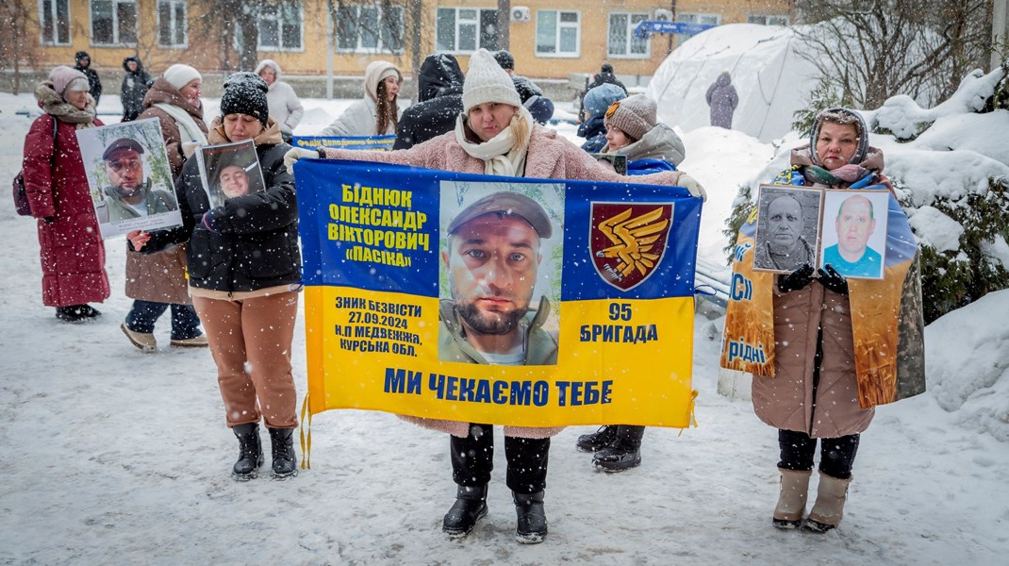 Familier og pårørende venter på 157 frigivne krigsfanger, der er blevet løsladt samme morgen fra russisk fangenskab.