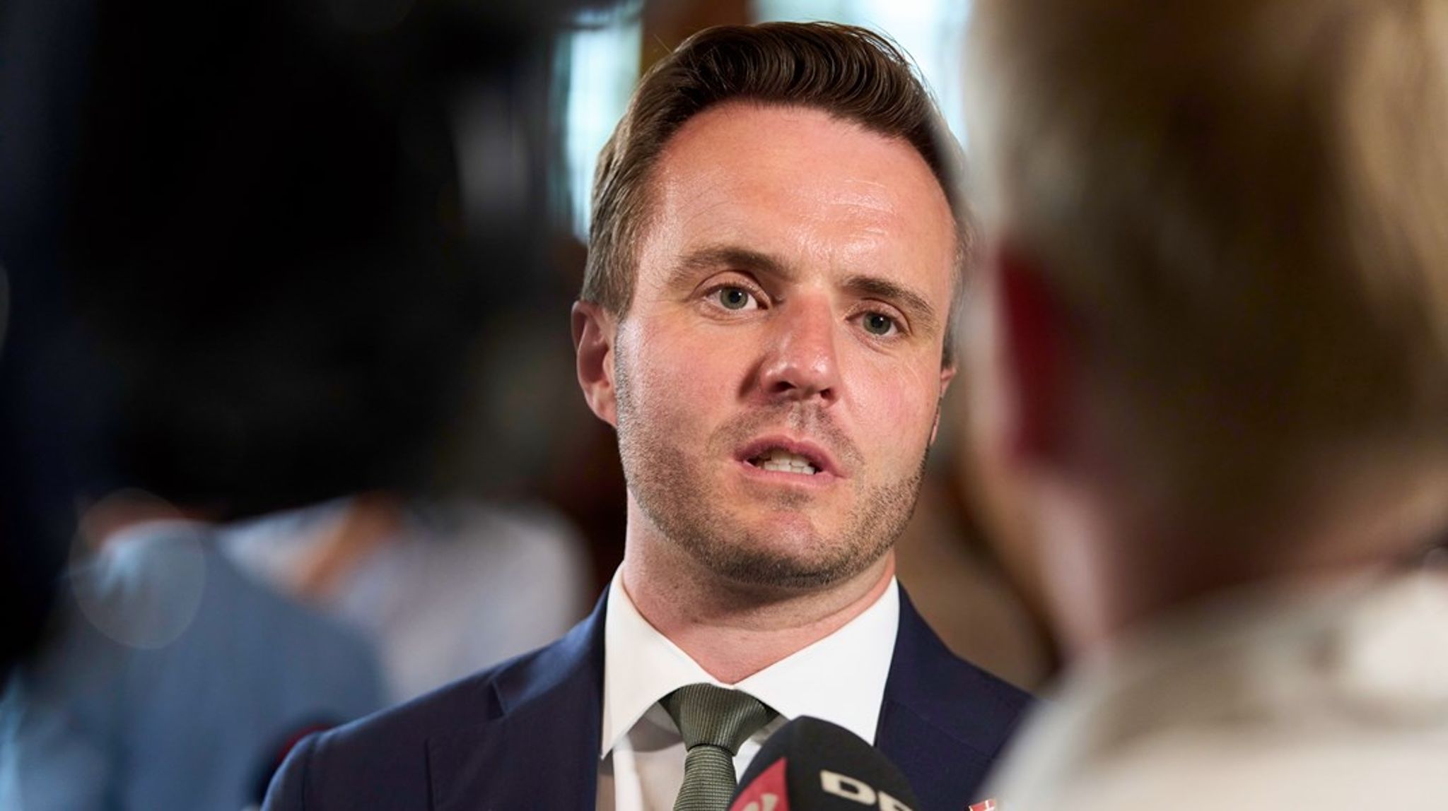 Når afsenderen er ansat ved et parti, der igen og igen har valgt den bekvemme plads på sidelinjen frem for at tage ansvar, er det svært at tage moralprædikenen alvorligt, skriver Simon Kollerup (S).
