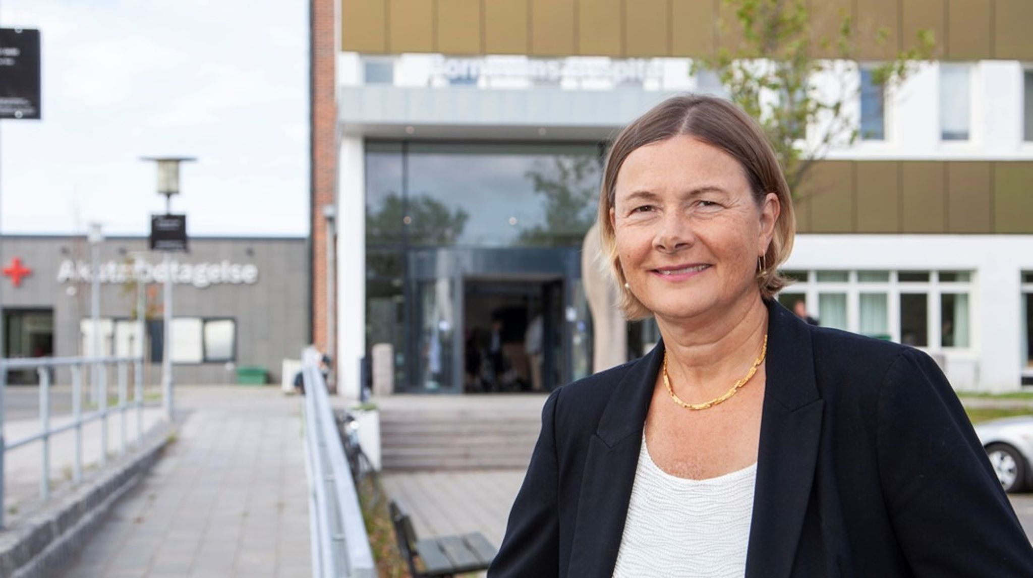 Annemarie Hellebek ønsker at finde en ny balance mellem arbejde og familieliv, hvorfor hun ved udgang af april overlader de 600 ansatte på Bornholms Hospital til vicedirektør Iben Kyhn Riis, der konstitueres som direktør.