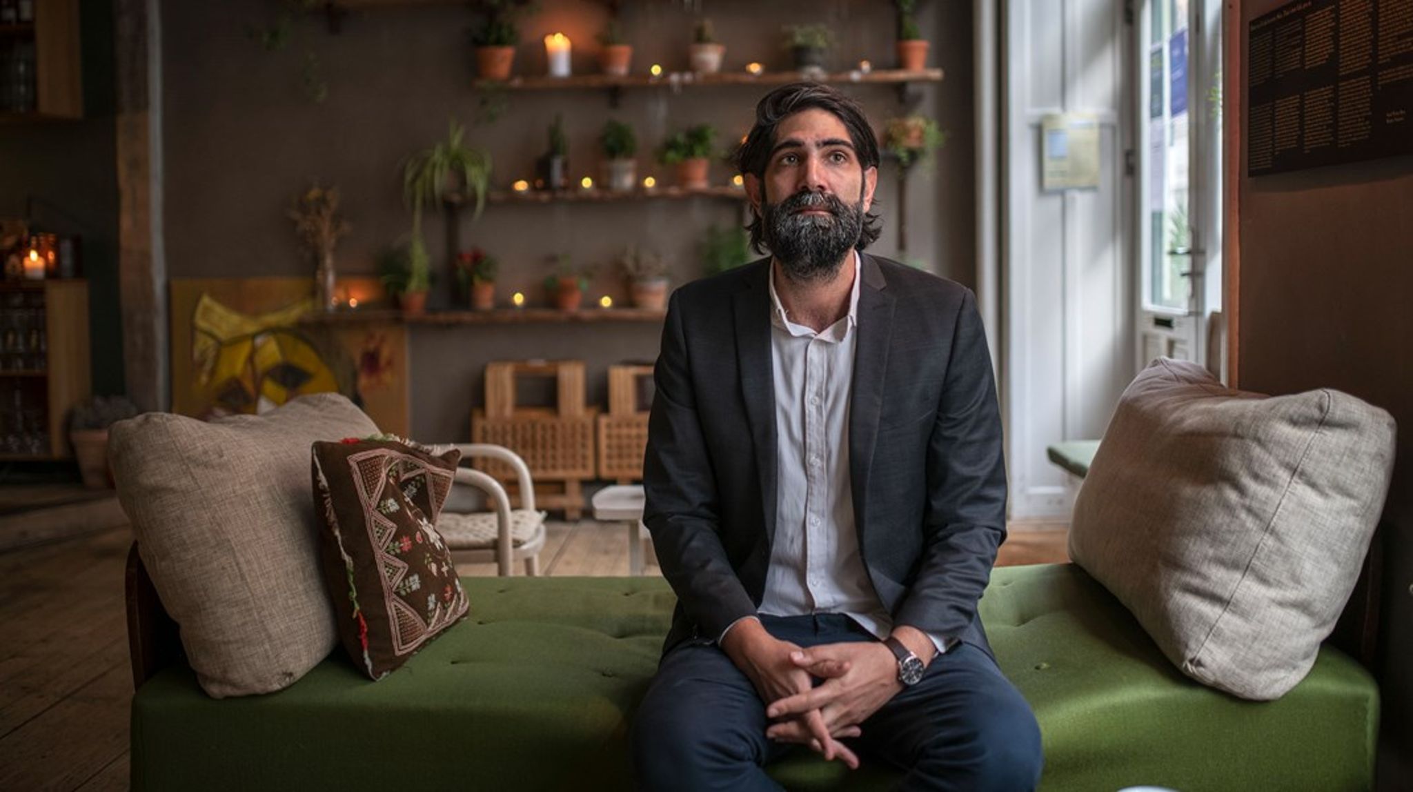 Hvis vi oprigtigt vil forstå, hvorfor presset er voksende, må vi adressere bredere samfundsstrukturer og ikke mindst politiske prioriteringer – eller mangel på samme, skriver Nima Zamani.