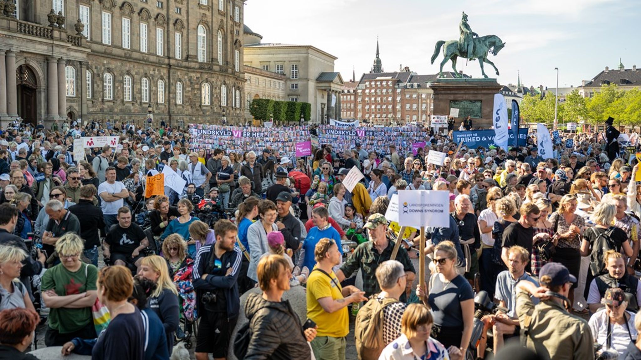 Utilfredshed med besparelser og retssikkerheden var blandt&nbsp;hovedårsagerne til en stor demonstration foran Christiansborg i sommeren 2024. Det skal en kommende&nbsp;forvaltningsdomstol være med til at forbedre, ifølge forslagsstillerne - men det vil ikke forbedre retssikkerheden, lyder vurderingen fra en professor.