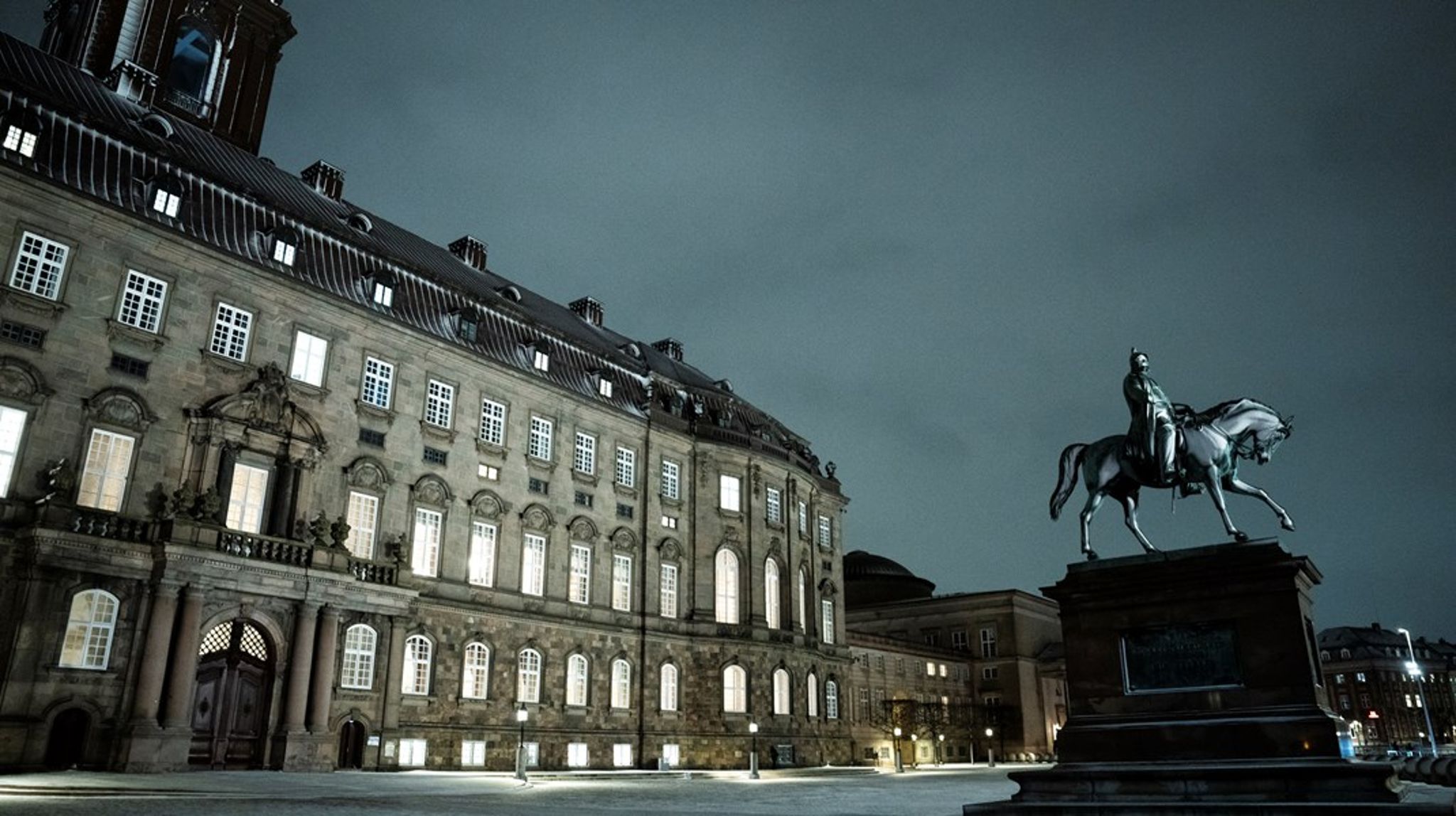 Hvis man går gennem Christiansborg de første dage efter valgudskrivelsen, er der næsten tomt for politikere. De er nemlig alle sammen hoppet i toget, i bilen eller i kampagnebussen mod deres opstillingskredse, skriver Robin Juel Johansen.