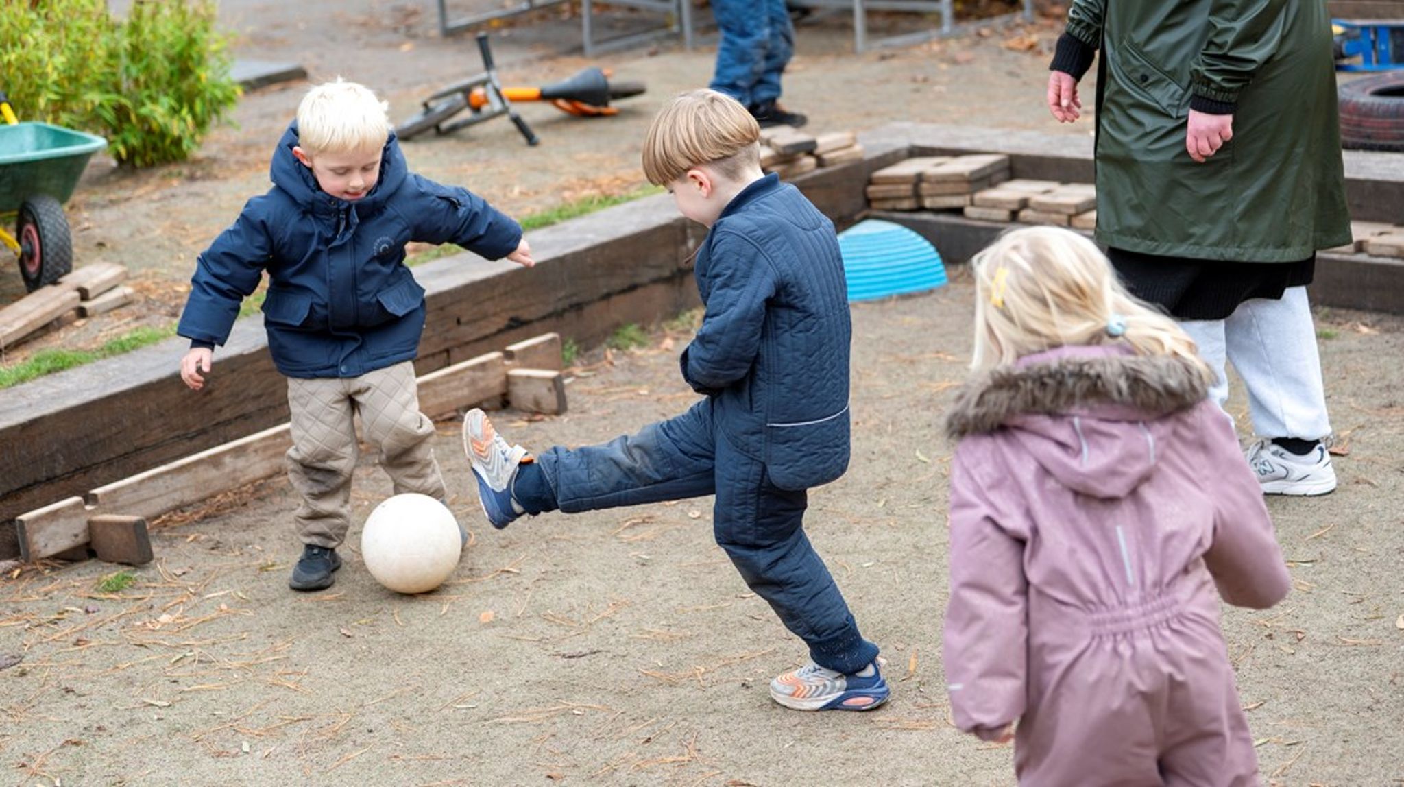 At tilknytte og fastholde medarbejdere kræver, at der bedrives faglig og nærværende ledelse, skriver Joan Lindskov