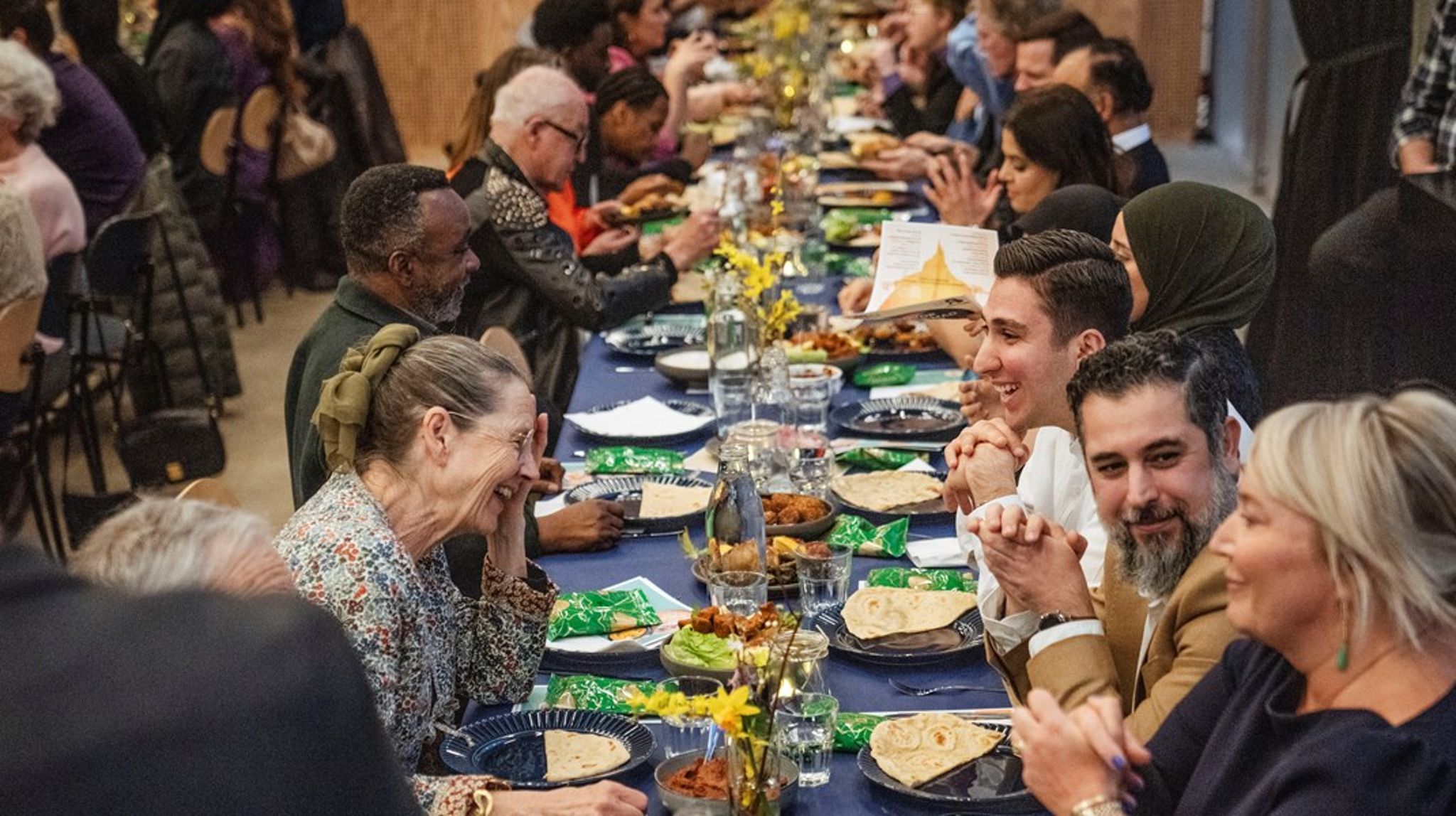 Ramadanens sociale dimension spiller også en central rolle. Når fasten brydes ved solnedgang, samles familier, venner og kolleger omkring måltidet, skriver Bilal Itani.