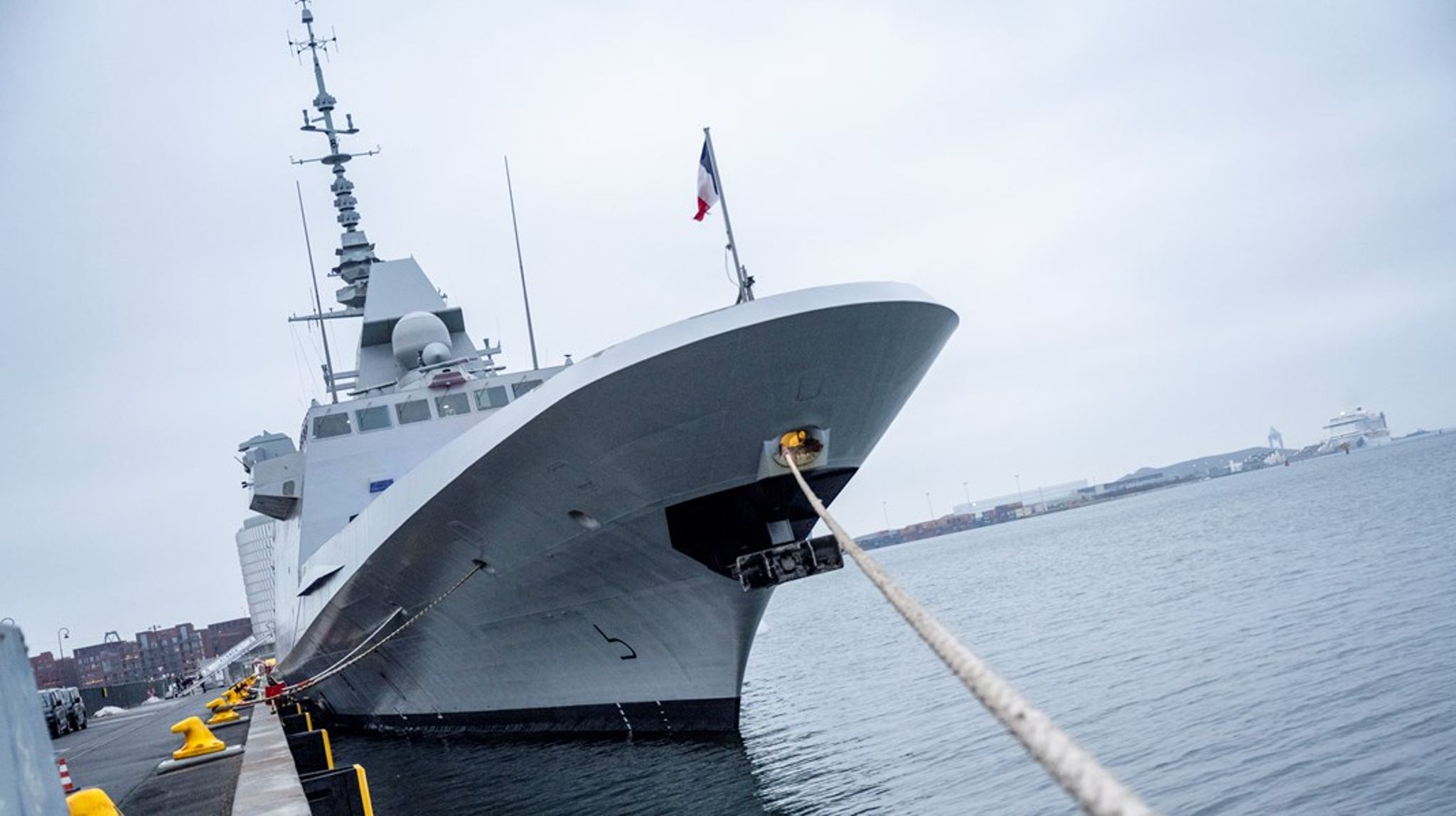 Den franske fregat 'Alsace' med Nordhavn i baggrunden.