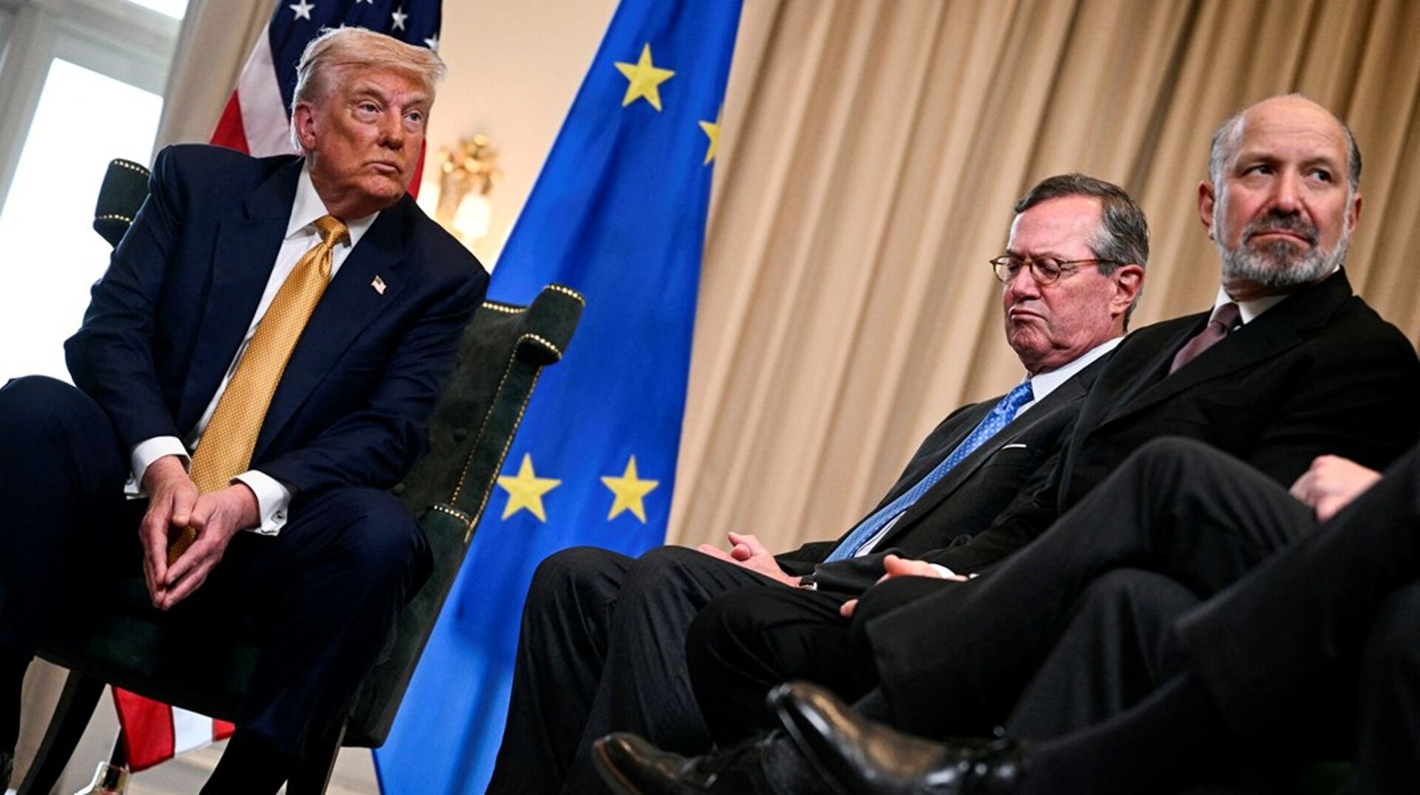 På trods af vild forvirring over nye toldsatser forsikrer USA's regering, at de stadig står ved sidste sommers handelsaftale med EU. Her ses præsident Trump ved underskrivelsen 27. juli i Turnberry, Skotland, sammen med bl.a. erhvervsminister Howard Lutnick (t.h.)