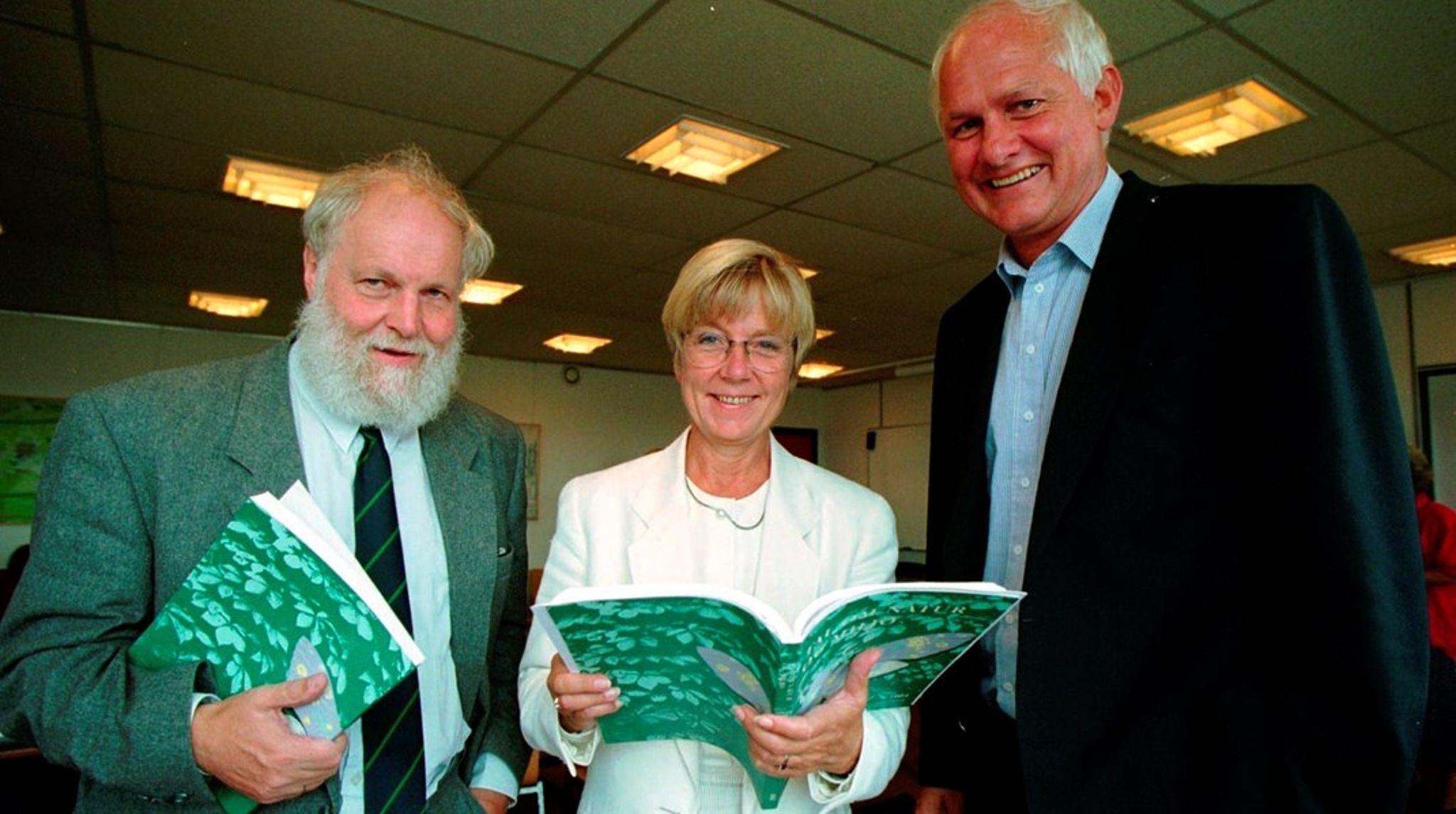 Hans E. Zeuthen (til venstre) var bestyrelsesformand for Danmarks Nationalbank fra 1991 til 2007 og formand for Zeuthen-udvalget fra 1992. Her i selskab med daværende økonomiminister, Marianne Jelved (i midten) og miljø- og energiminister, Svend Auken (til højre).