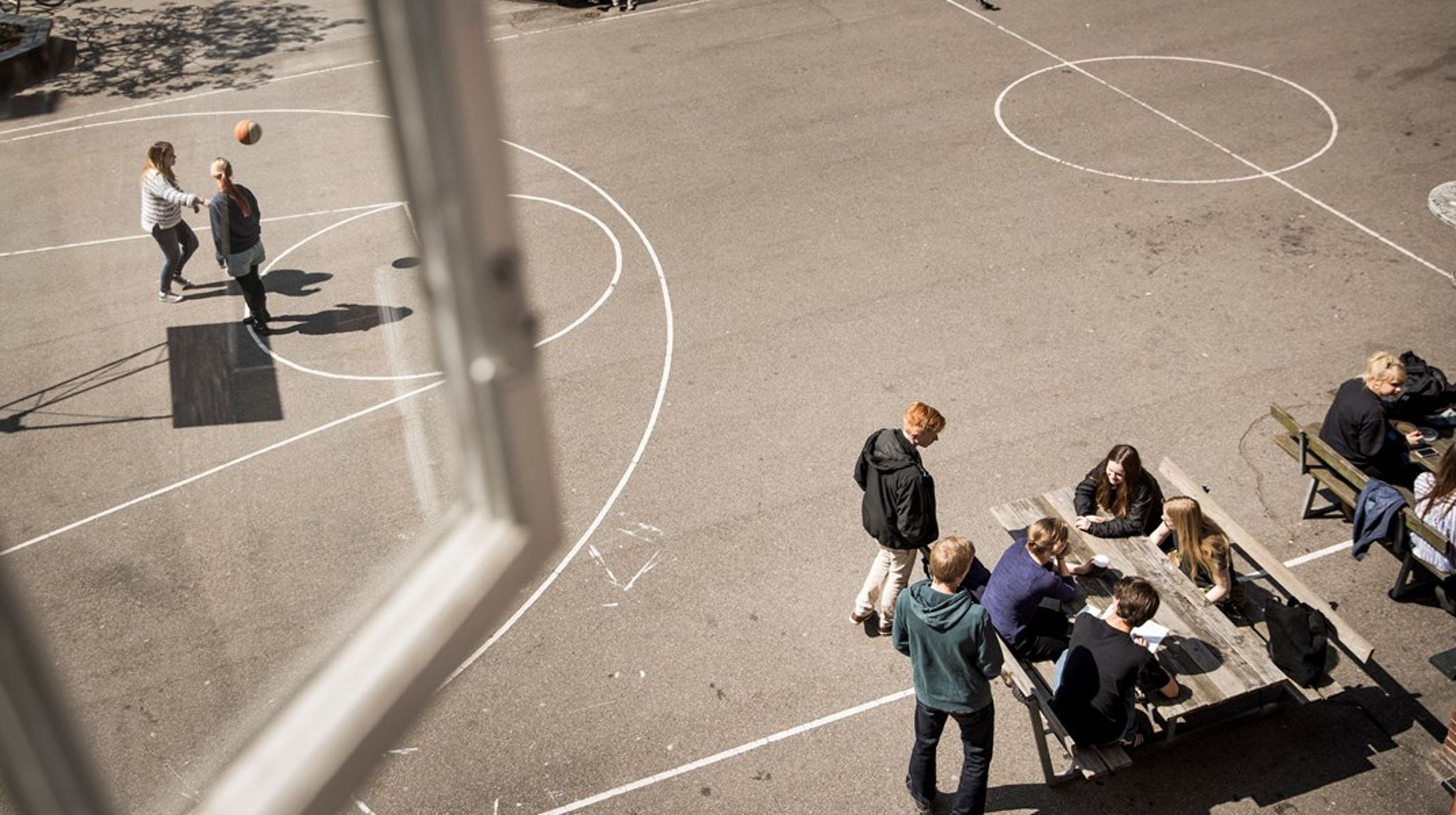 Det er vigtigt at sætte fokus på lærere, der oplever et utrygt arbejdsmiljø, men det er mindst lige så vigtigt at have fokus på de elever, der oplever et utrygt undervisningsmiljø. Det sidste, vi skal gøre, når elever står frem og fortæller deres historier, er at være kritiske og mistroiske, skriver Magnus Herrmann.