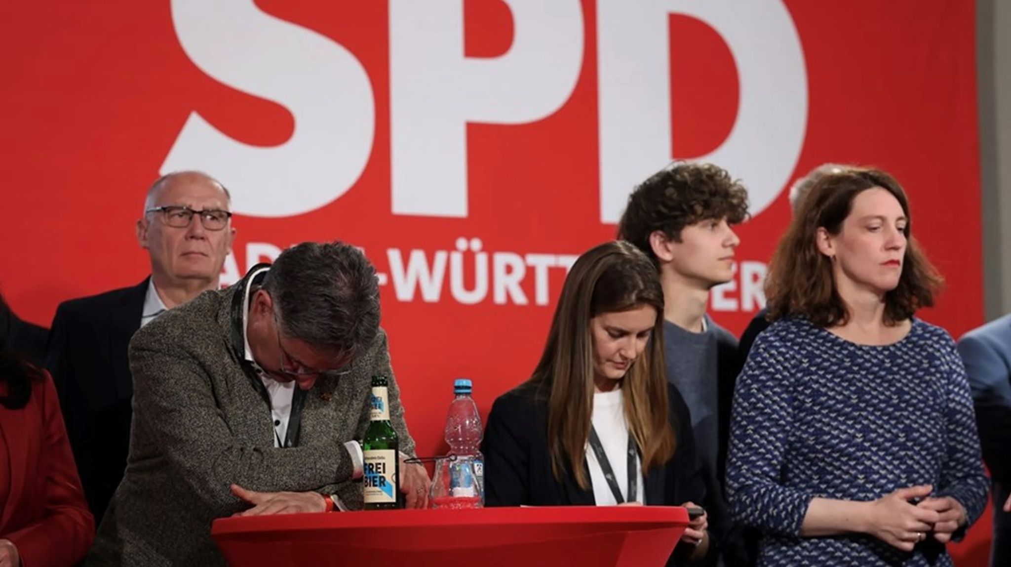 Triste miner på Socialdemokraternas valgvagt, da det står klart, at partiet gør sit dårligste valg i historien.