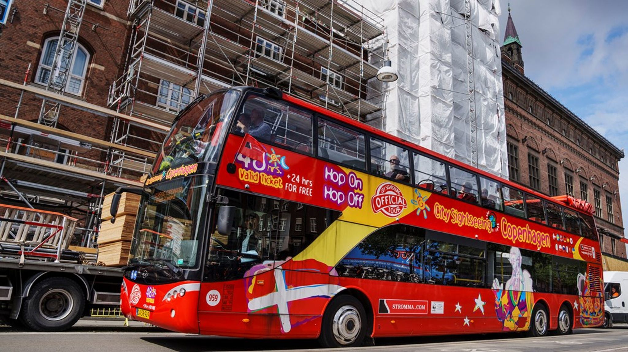 For mange danskere rundt om i landet er turistbussen det transportmiddel, der gør det muligt overhovedet at tage til København, skriver&nbsp;Jens Hvid Bang og Teddy Becher.