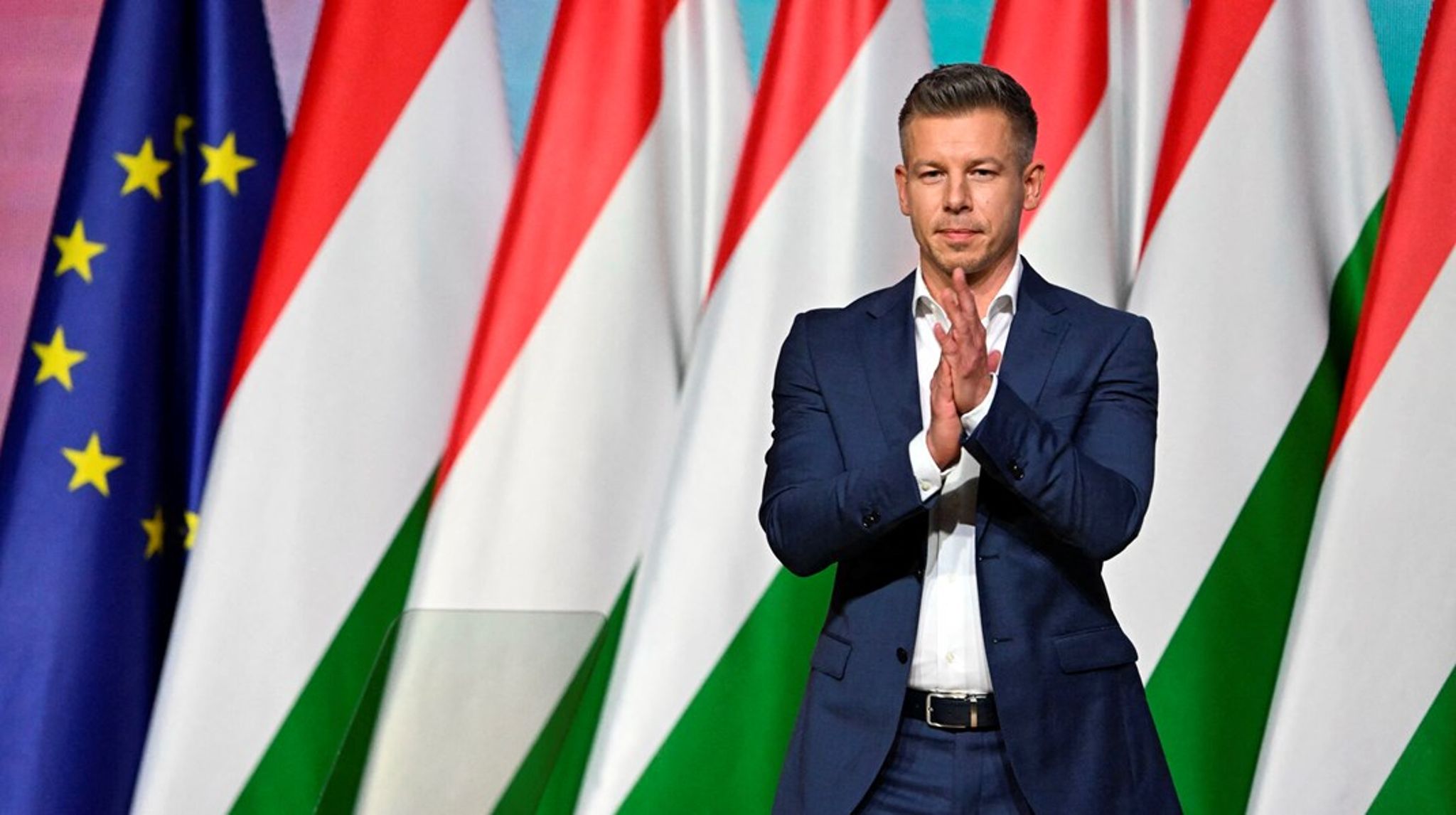 Lederen af oppositionspartiet Tisza, Péter Magyar, brød for to år siden ud af Orbáns system og skabte sin egen politiske bevægelse, der går til angreb på korruptionen og kritiserer den udslidte offentlige sektor. Nu fører Magyar i meningsmålingerne op til Ungarns valg 12. april. 