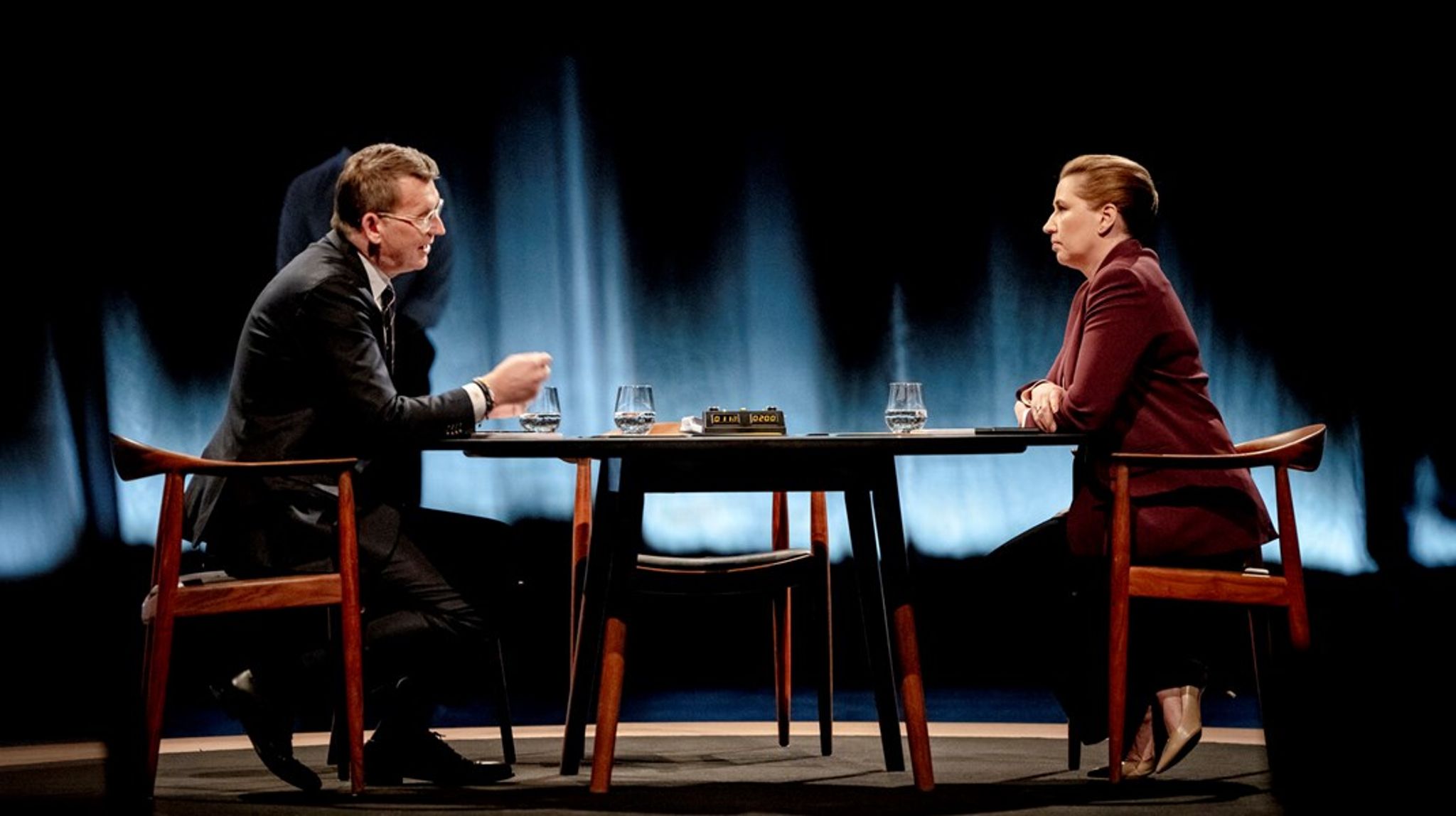 Troels Lund Poulsen risikerer let at lyde som et talende cirkulære, mens Frederiksen skærer igennem med enkle budskaber og sit "alt for mange grise dør"-billedsprog, skriver Helle Ib.