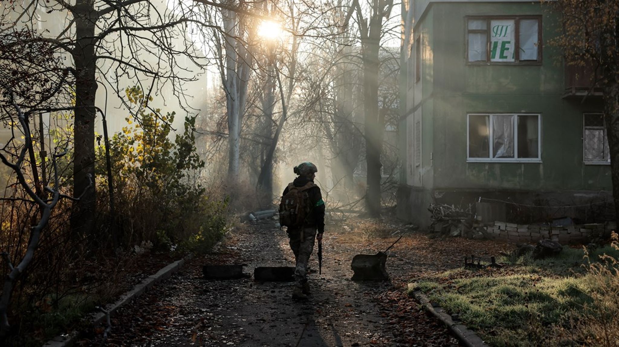 Mange ukrainske arbejderklasse-mænd flygter gennem skove, bjerge og flodområder for at undgå mobilisering. De oplever, at mobiliseringen implementeres klasseskævt, skriver Sofie Rose.