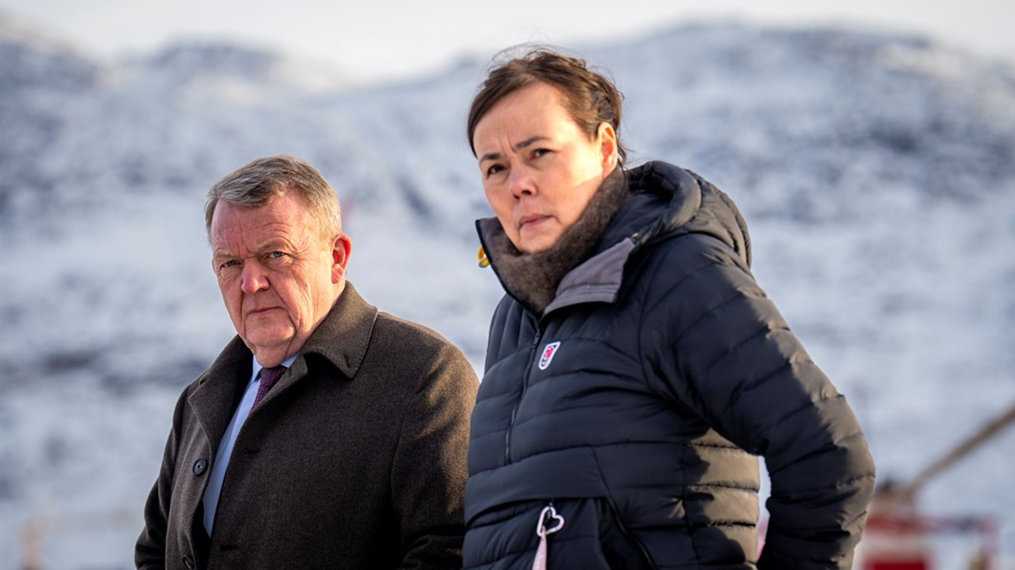 Det er en farlig politisk refleks at forveksle færre overskrifter med færre problemer. Grønlandssagen er ikke bragt under kontrol. Den er blot midlertidigt skubbet til side, mens de strategiske modsætninger består, skriver&nbsp;John Michael Foley.