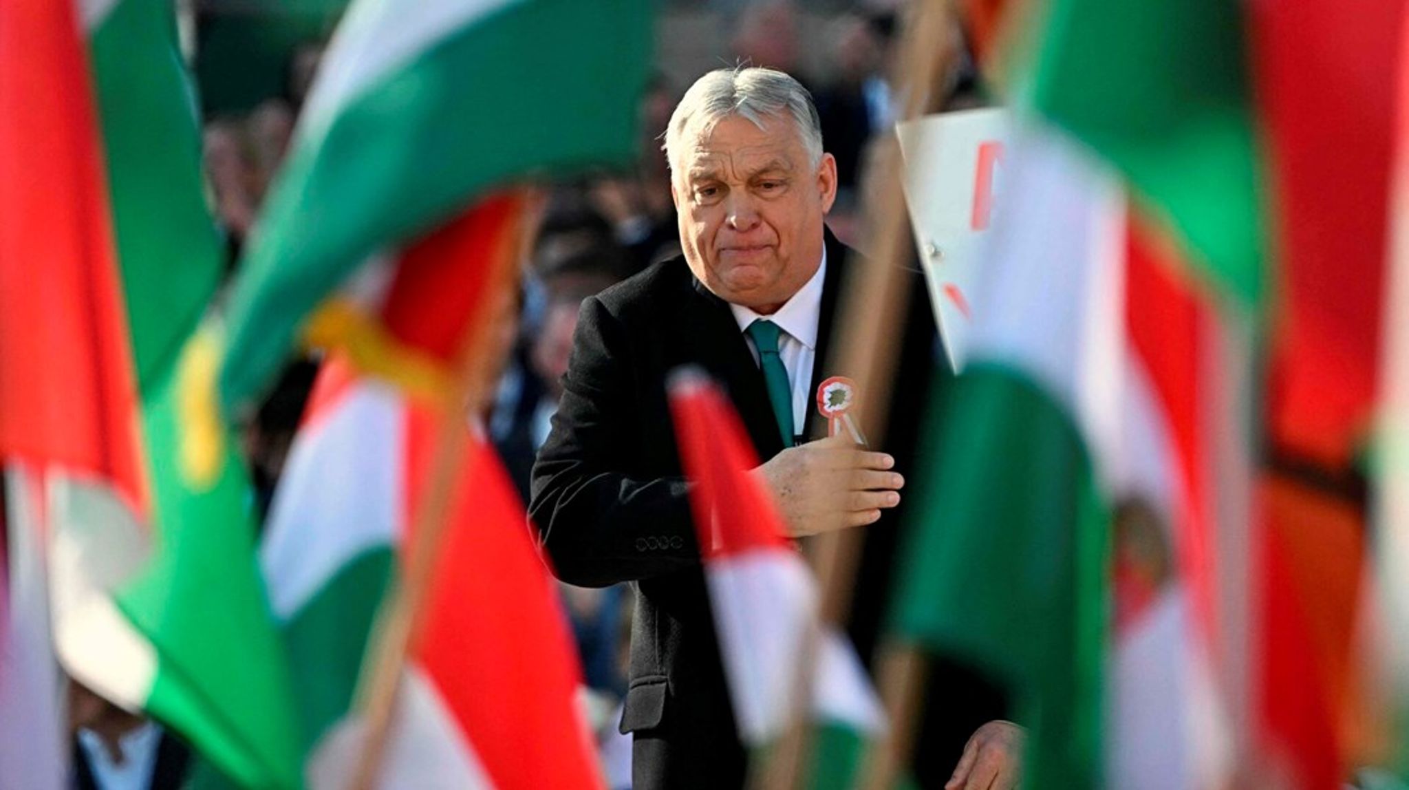 I søndags fejrede både Viktor Orbán og hans modstandere Ungarns nationale revolutionsdag med store demonstrationer og valgmøder i Budapest. Orbán holdt tale foran parlamentet. 