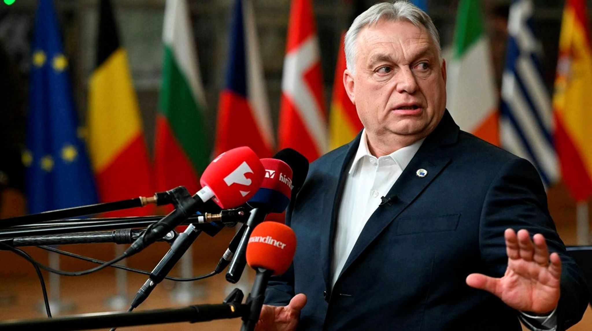 Viktor Orbán beskrev sig selv som den tapre tinsoldat, da han ved et EU-møde torsdag stod fast på at blokere for et hårdt tiltrængt lån til Ukraine.