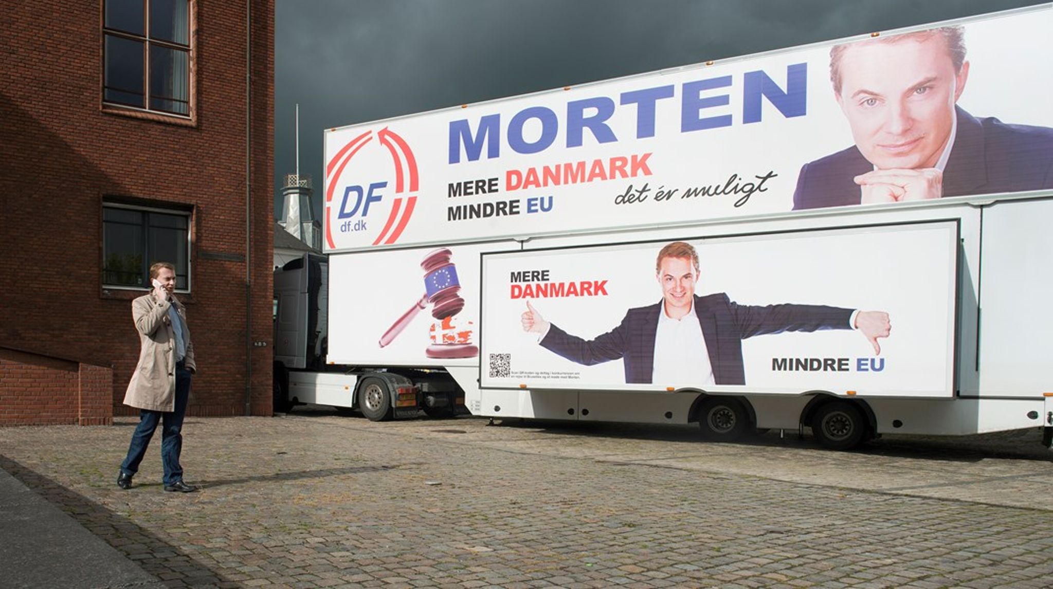 Morten Messerschmidt i 2014 foran den kolossale lastbil, som ifølge hans daværende kampagnechef var et kerneelement i den del af kampagnen, der gik ud på at mobilisere sofavælgere.