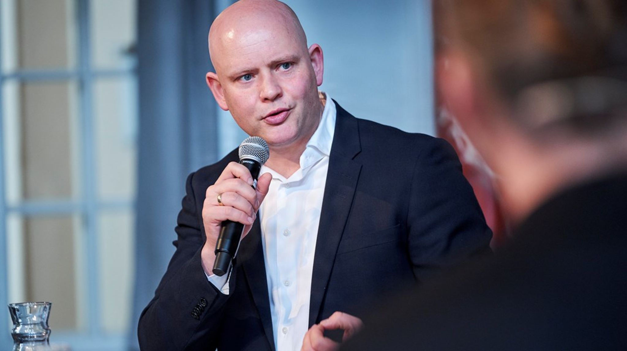 ”Der er behov for at sikre, at DR kan sende i en krisetid. Og DR og TV 2 har en beredskabsmæssig forpligtelse, vi skal sørge for kan efterleves,"&nbsp;siger Jakob Engel-Schmidt, som vil afsætte flere penge til DR.&nbsp;