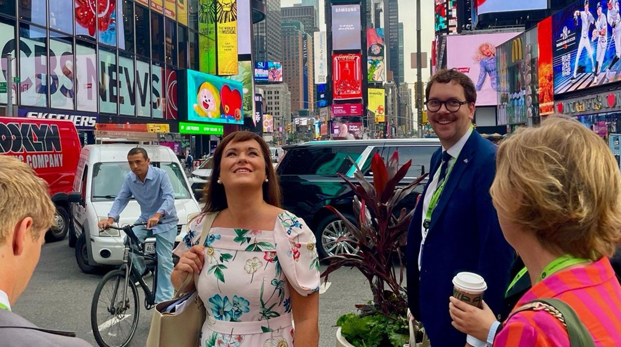 På billedet står specialkonsulent Jacob Redecker sammen med indenrigs- og sundhedsminister Sophie Løhde.