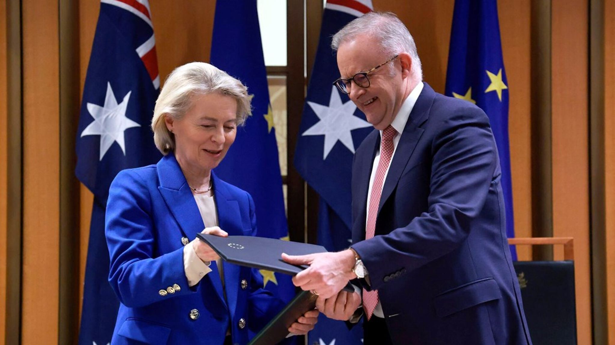 EU-kommissionsformand Ursula von der Leyen var fløjet til Canberra for at give den australske premierminister, Anthony Albanese, håndslag på den nye aftale.