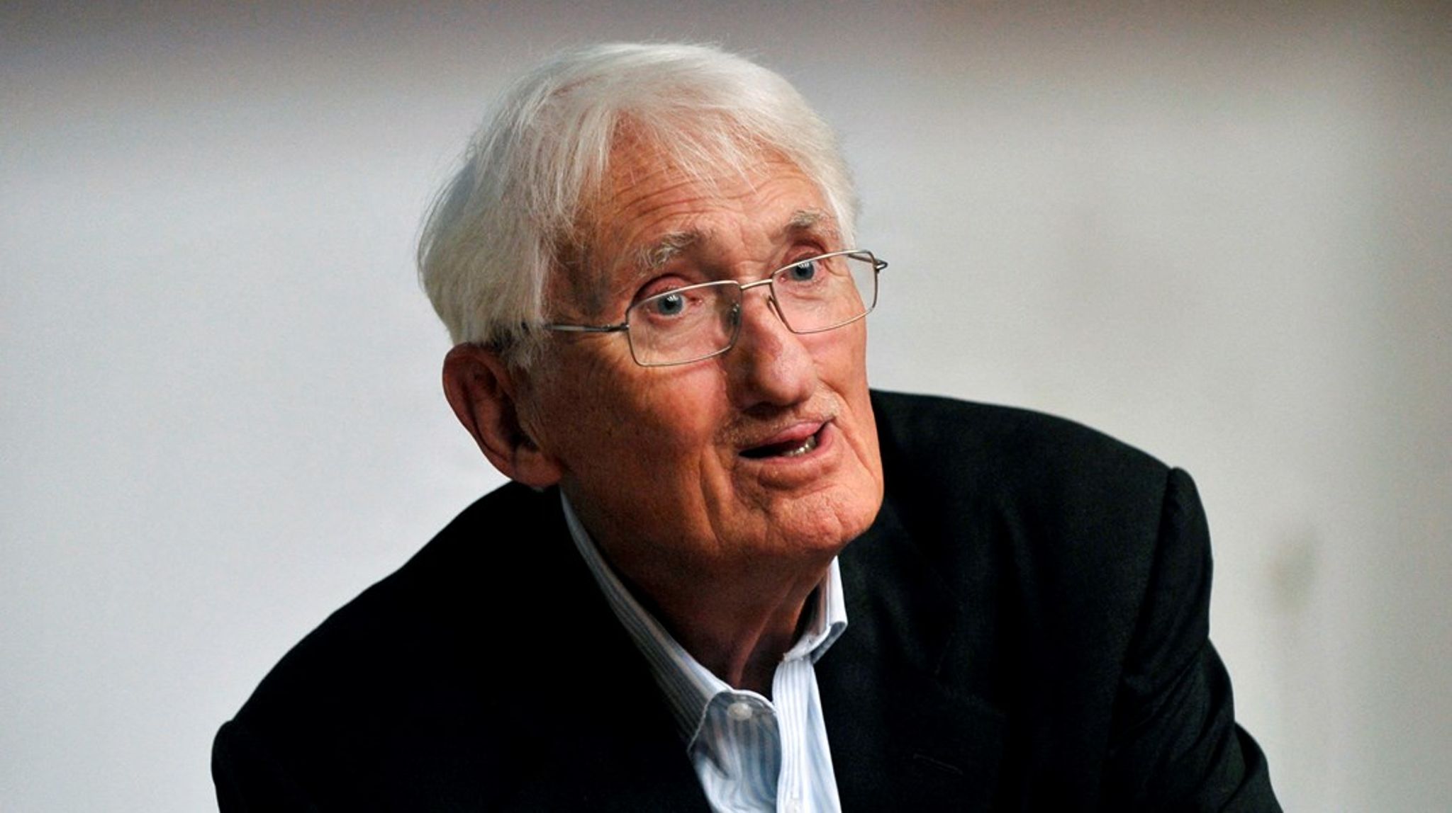 Habermas efterlod sig ikke en manual for udviklingspolitik eller religionsdialog. Men han efterlod os med et forsvar for det inkluderende demokrati, der hverken fortrænger religion eller underkaster sig den, skriver Julie Koch.