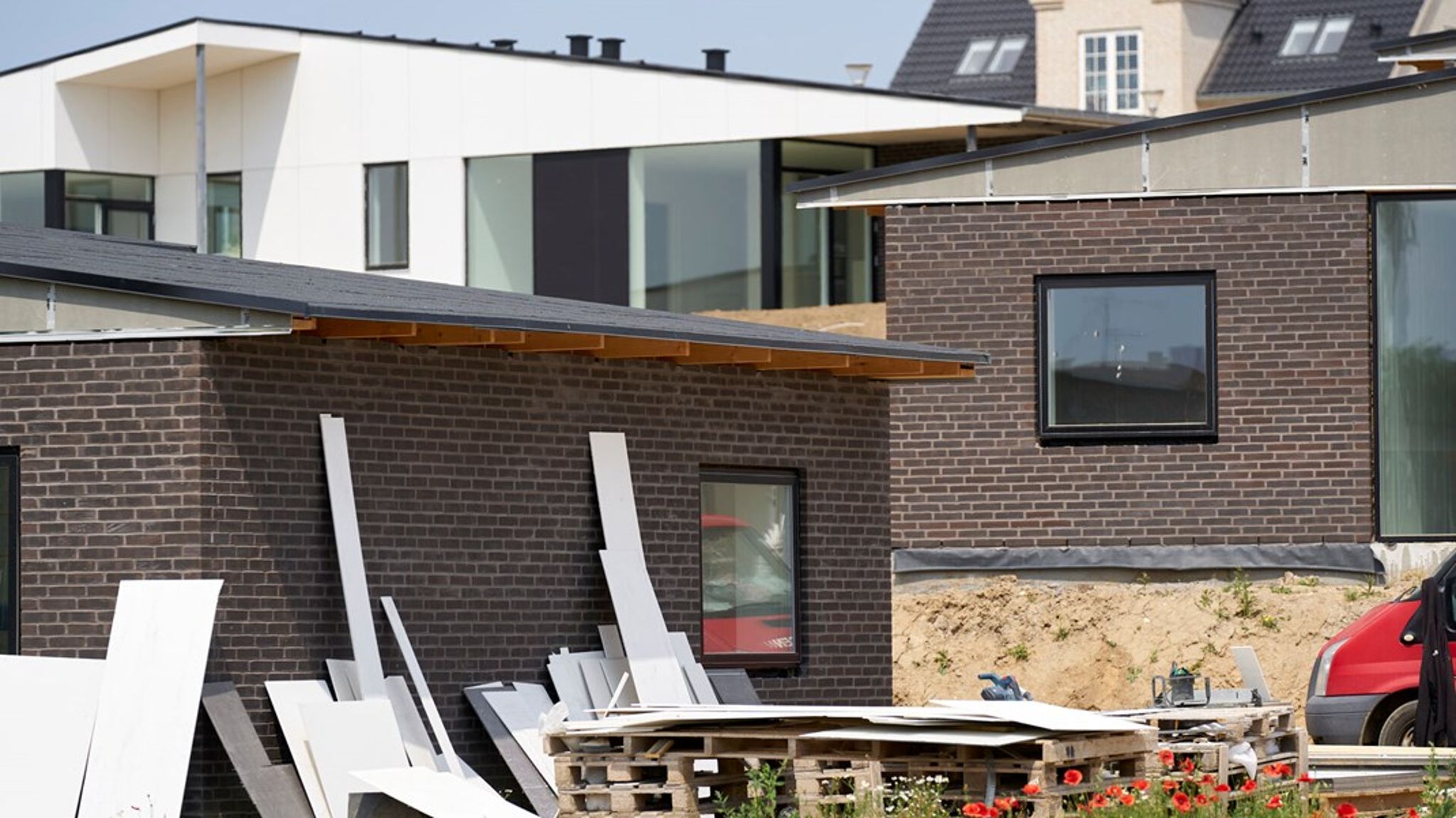 Hver dag rives tre enfamilieshuse ned i Danmark – blot for at blive erstattet af nye. Det koster enormt i CO2-regnskabet, skriver Mette Glavind.