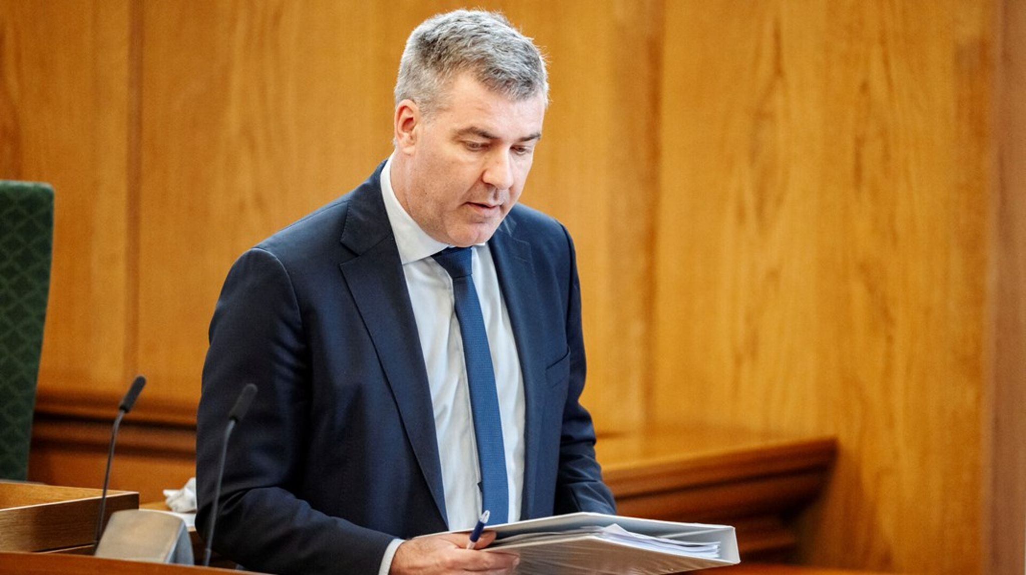 Sidste år kæmpede klimaminister Lars Aagaard (M) for sit liv i en sag om forsinkelser i udbygningen af elnettet. Nu får han og regeringen på ny kritik.&nbsp;
