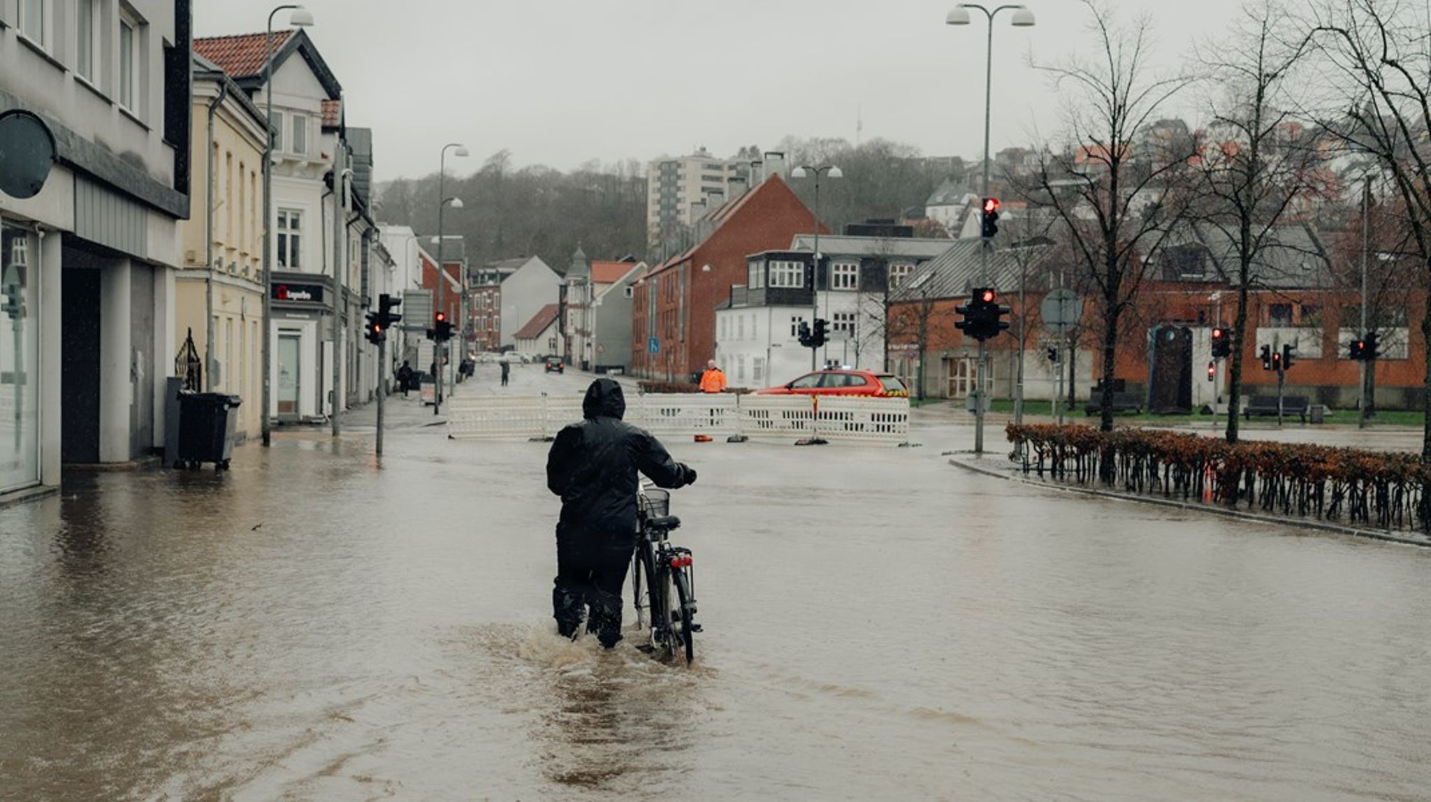 Hvis man vælger at bo i et område med høj risiko for oversvømmelser, bør
 man også tage ansvar for at sikre sig mod den risiko. I dag får man i 
stedet en omfattende økonomisk håndsrækning fra staten, og det 
skævvrider incitamenterne, skriver Mette Dalsgaard i dette indlæg.<br>