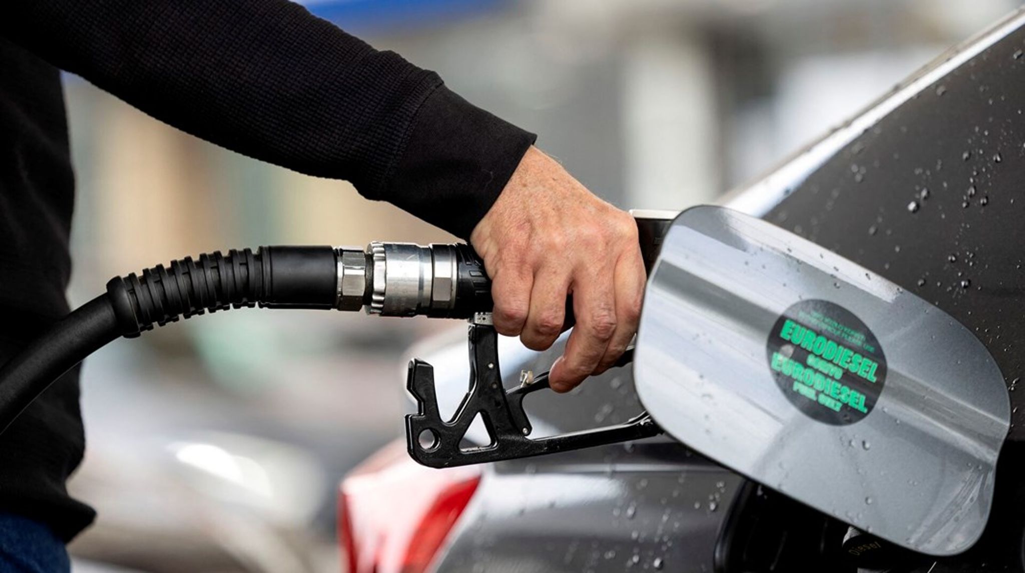 Priserne på benzin og meget andet stiger hurtigt i Europa som følge af krigen mod Iran. Mandag drøfter den samlede EU-Kommission, hvad man kan gøre for at afbøde energikrisen for borgerne.