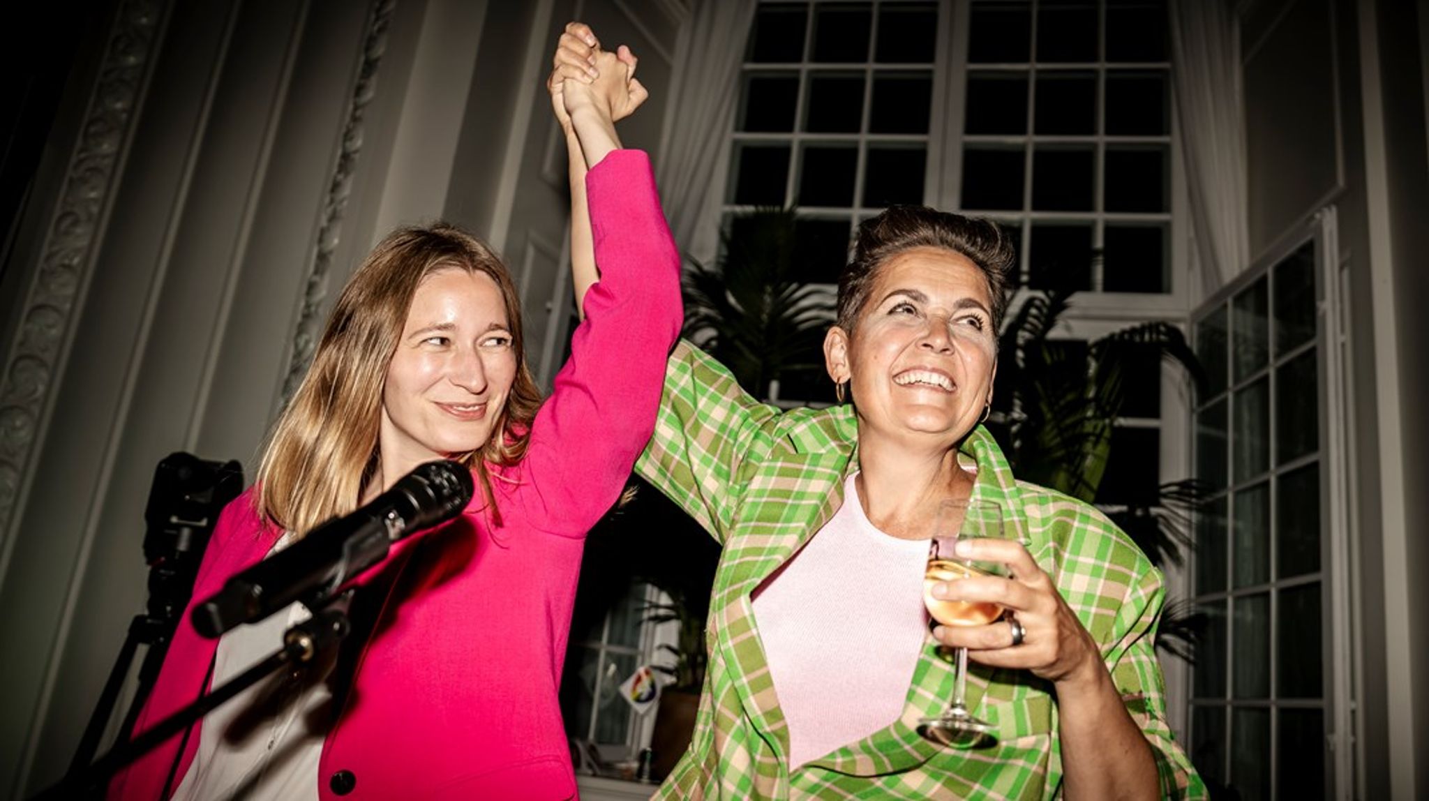 Både SF og Socialdemokratiet fik tre mandater ved valget til Europa Parlamentet i 2024, men festen var størst i SF. Her ses spidskandidat Kira Marie Peter-Hansen sammen med partiformand Pia Olsen Dyhr. Arkivfoto.&nbsp;