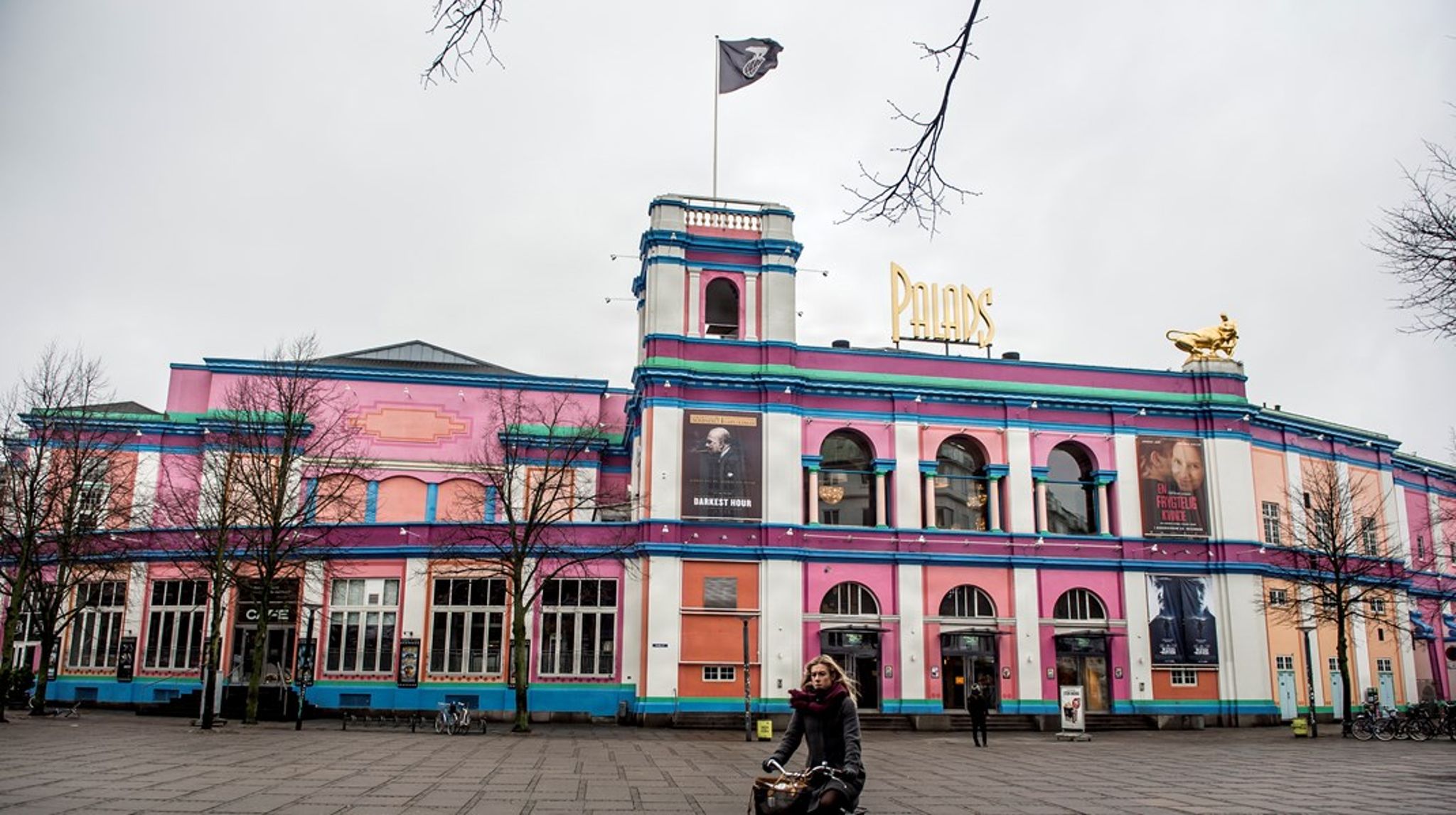 Palads facade har i mange år vakt stor debat. Nogen hader det, andre finder det unikt og bevaringsværdigt. Nu vil biografensejere Nordisk Film renovere bygningen, men bevare så meget af facademaleriet som muligt.