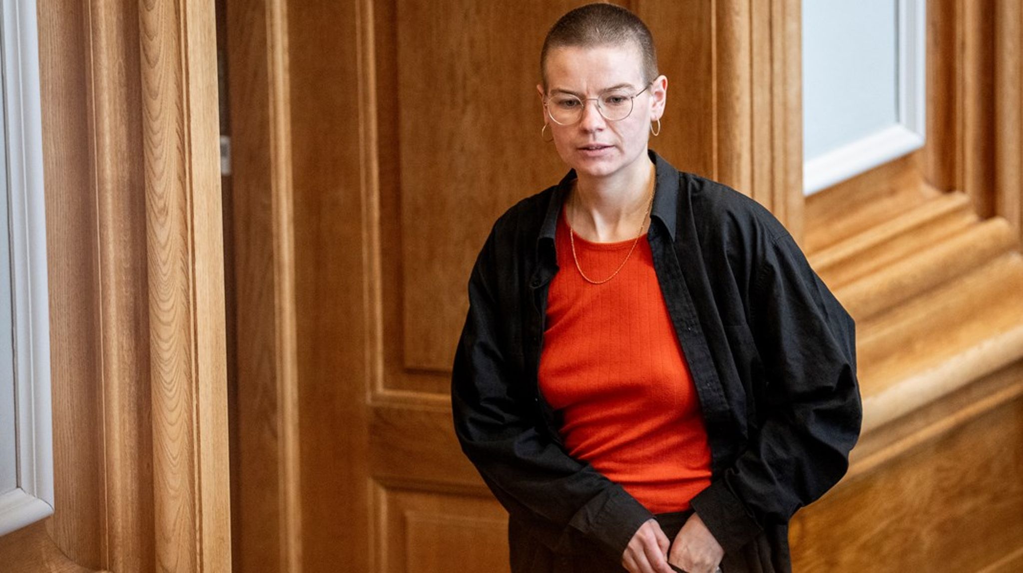 Anna Bjerre (ALT) på vej til at underskrive grundloven tirsdag den 14. april.