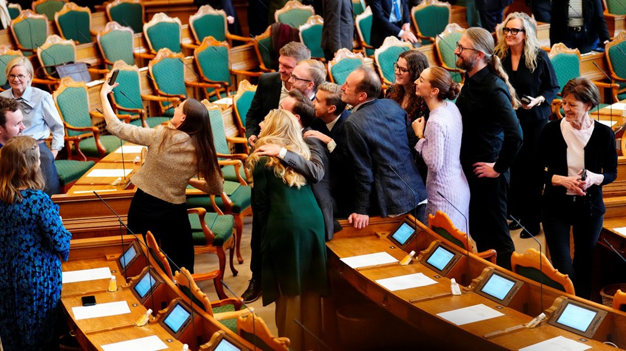 En kilde til travlheden er, at folketingsmedlemmerne skal være til stede flere steder samtidig: Til forhandlinger i ministeriet. Til afstemning i folketingssalen. I medierne (også de sociale af slagsen).&nbsp;Og til møde i både det ene og det andet af Folketingets mange udvalg, skriver Morten Jarlbæk Pedersen.