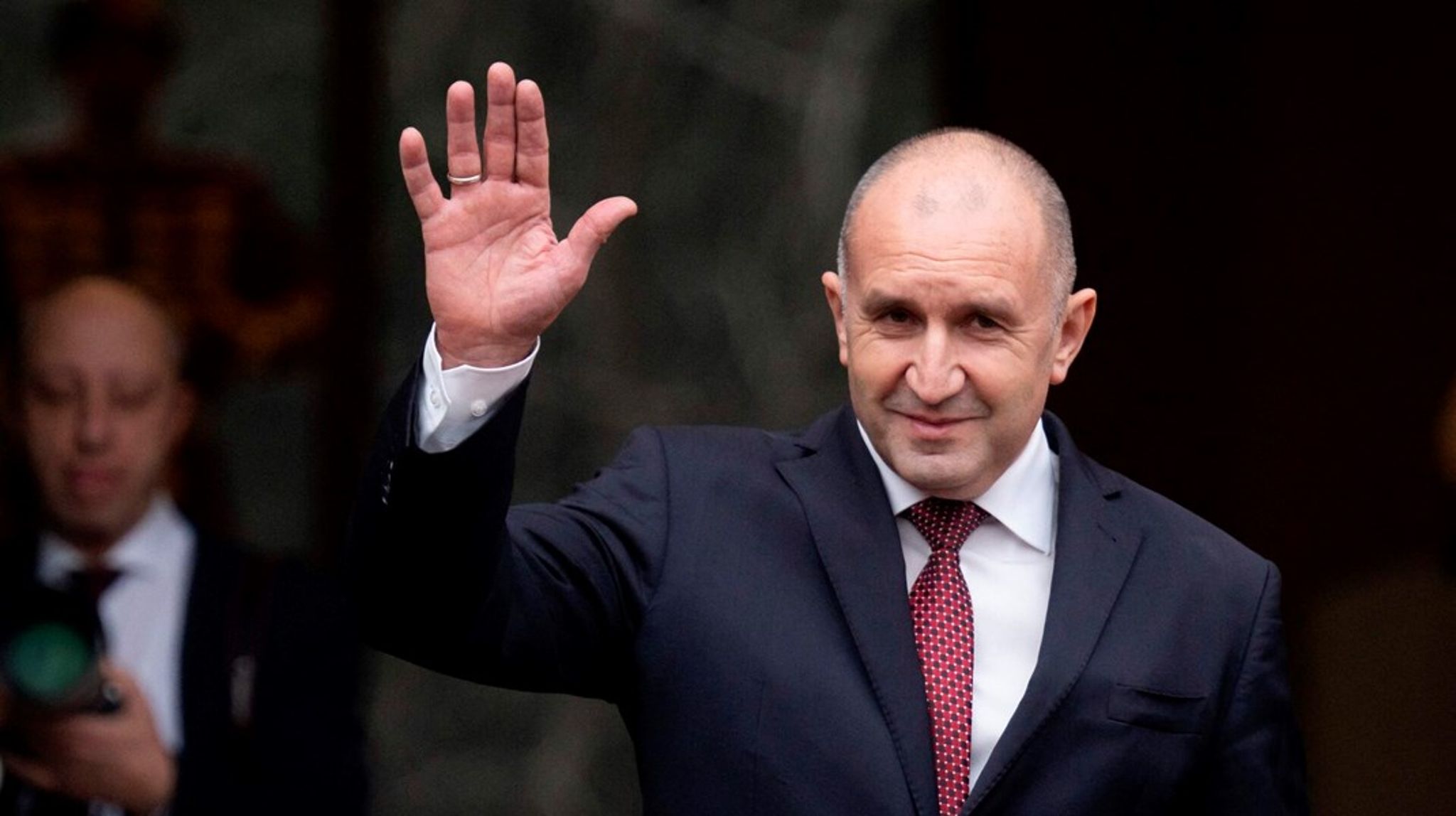 Efter 32 procent af&nbsp;stemmerne er talt op, viser de officielle valgresultater, at partiet Progressive Bulgarien, som Radev står i spidsen for, ser ud til at få 44 procent af stemmerne.&nbsp;