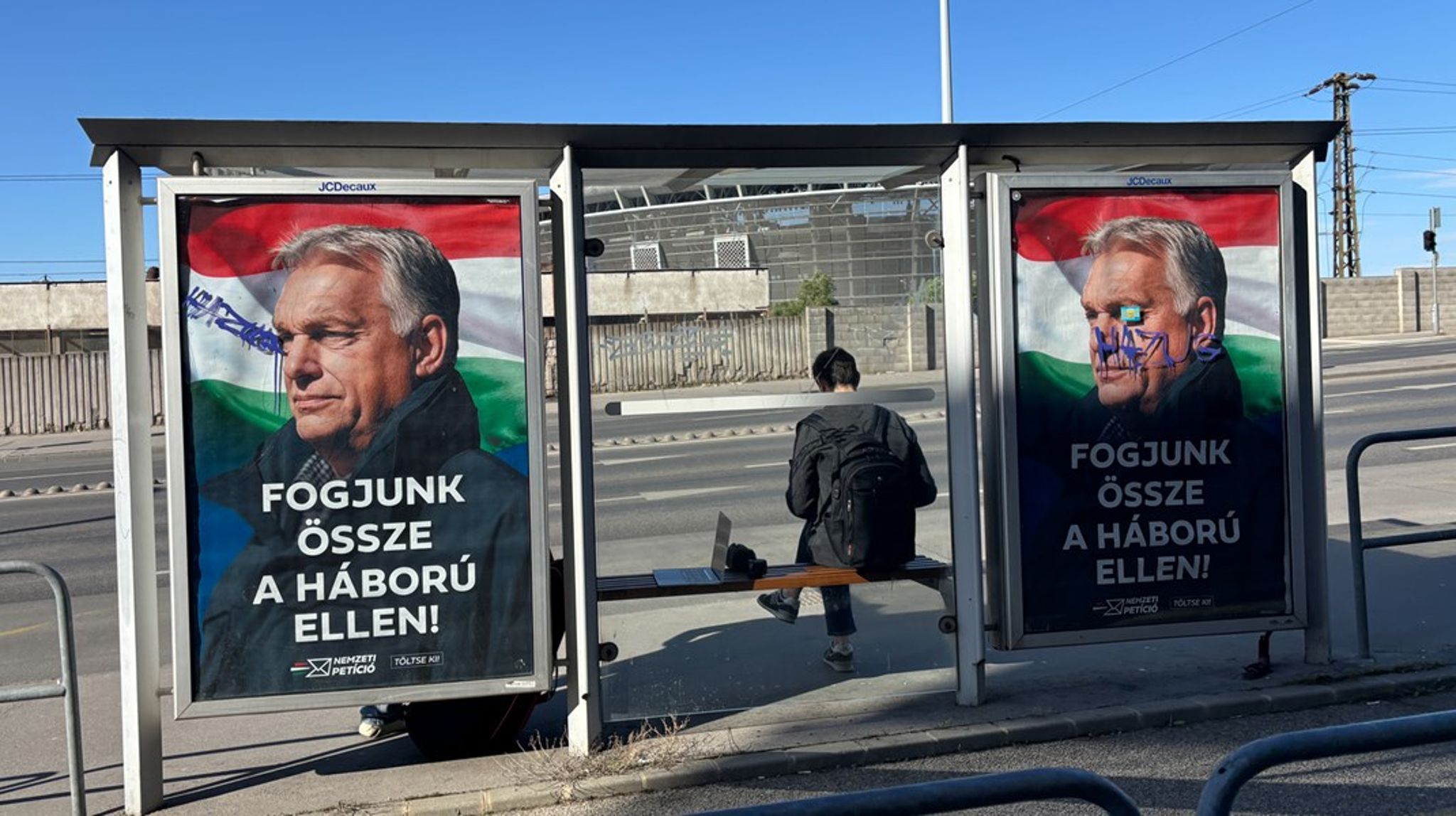 Billede af Viktor Orbán, som er synlig i Budapest op til valget den 12. april. De fleste af Orbáns vælgere kommer dog fra landet.