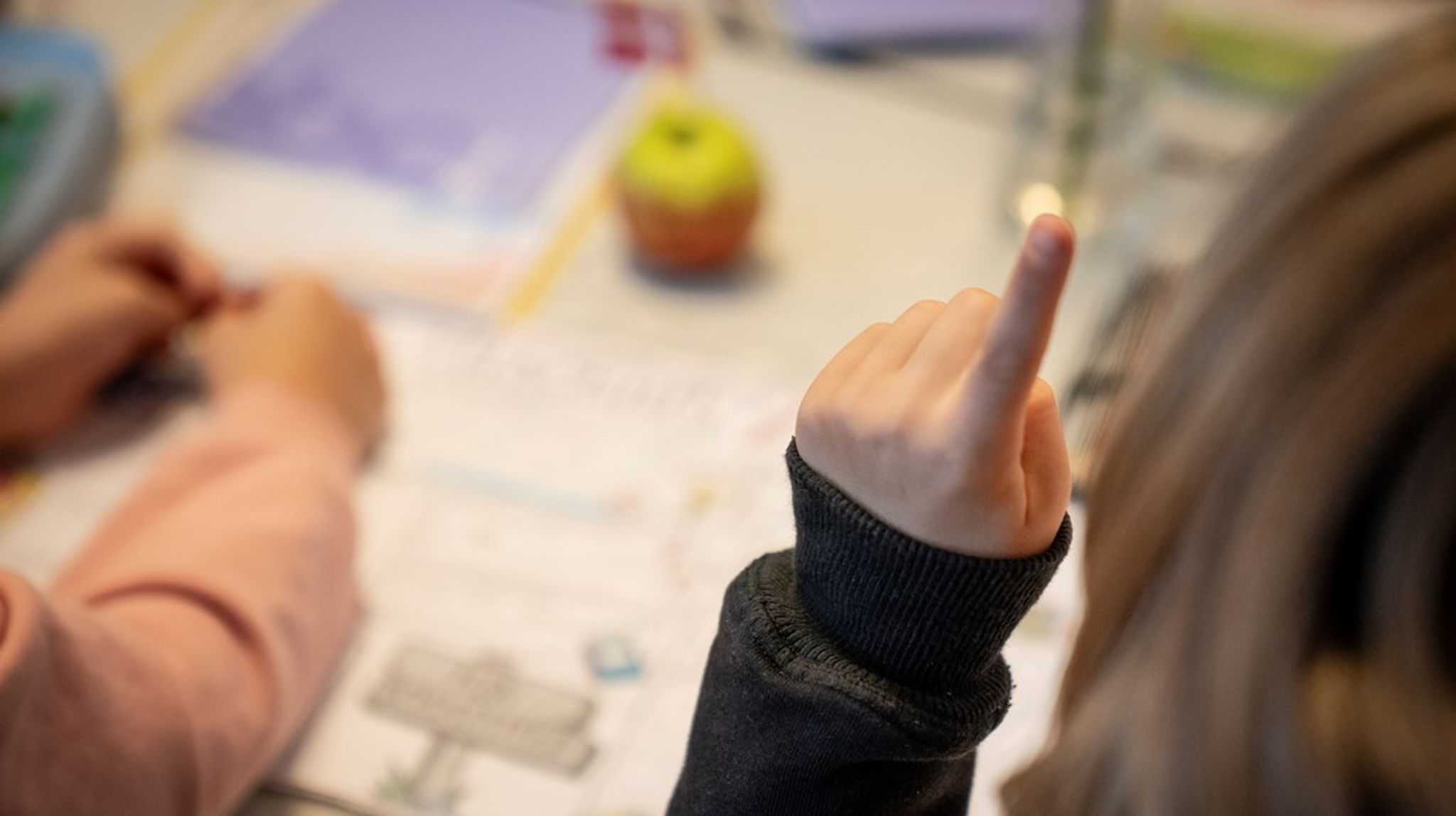 Det handler om, hvorvidt et barn kan komme ind på en ungdomsuddannelse og dermed senere få et arbejde og klare sig godt i livet som voksen, skriver Jonatan Schloss.
