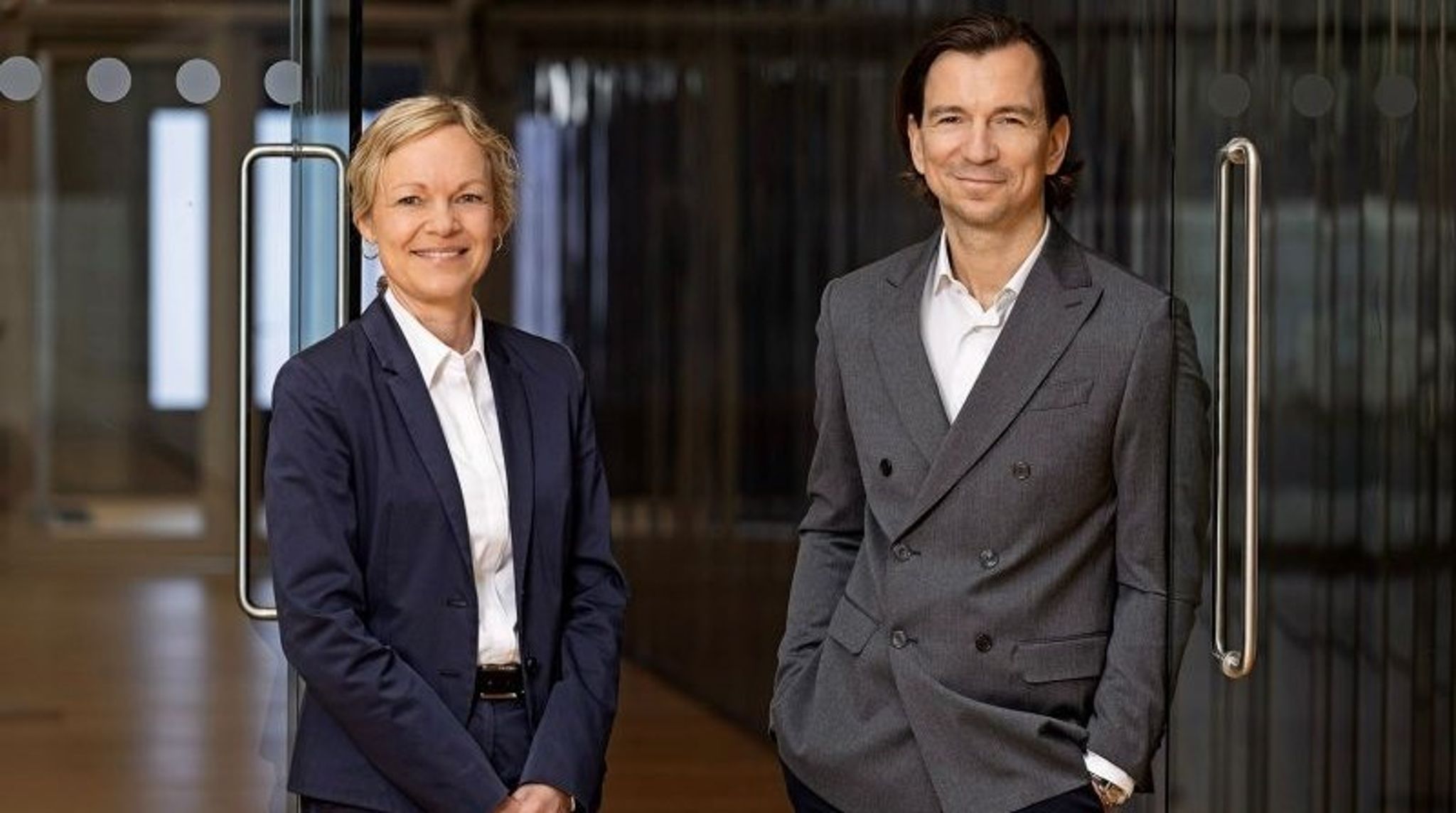 Sara Gerdner Kalle er udpeget som ny kommerciel direktør for divisionen DSV Contract Logistics. Hun står her sammen med Maciej Walenda, der er administrerende direktør for divisionen.