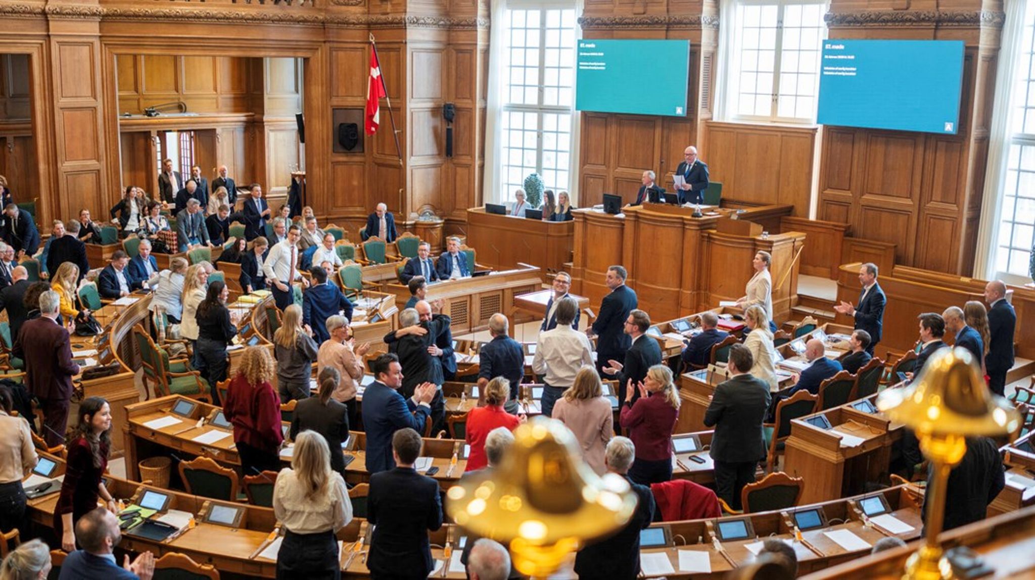 Mange mennesker reagerer ud fra følelser og sociale normer og derfor kan dansk lovgivning få mere effekt i praksis, hvis den tager højde for, hvordan mennesker faktisk agerer, mener juraprofessor Morten Broberg.