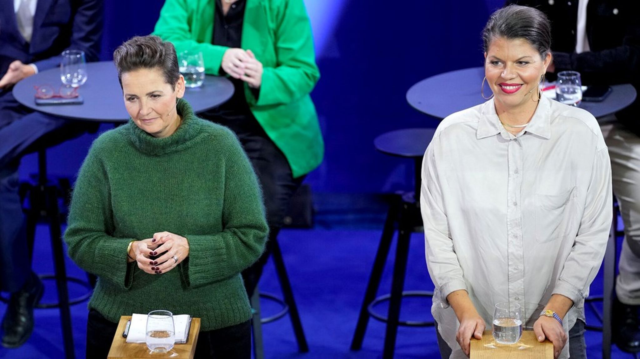 Havde SF sikret sig et fjerde mandat på baggrund af Alternativets ellers spildte stemmer, skulle partiet betale Alternativet 1,75 millioner kroner. Her ses SF-partiformand Pia Olsen Dyhr sammen med&nbsp;Alternativets politiske leder, Franciska Rosenkilde.&nbsp;Arkivfoto.&nbsp;