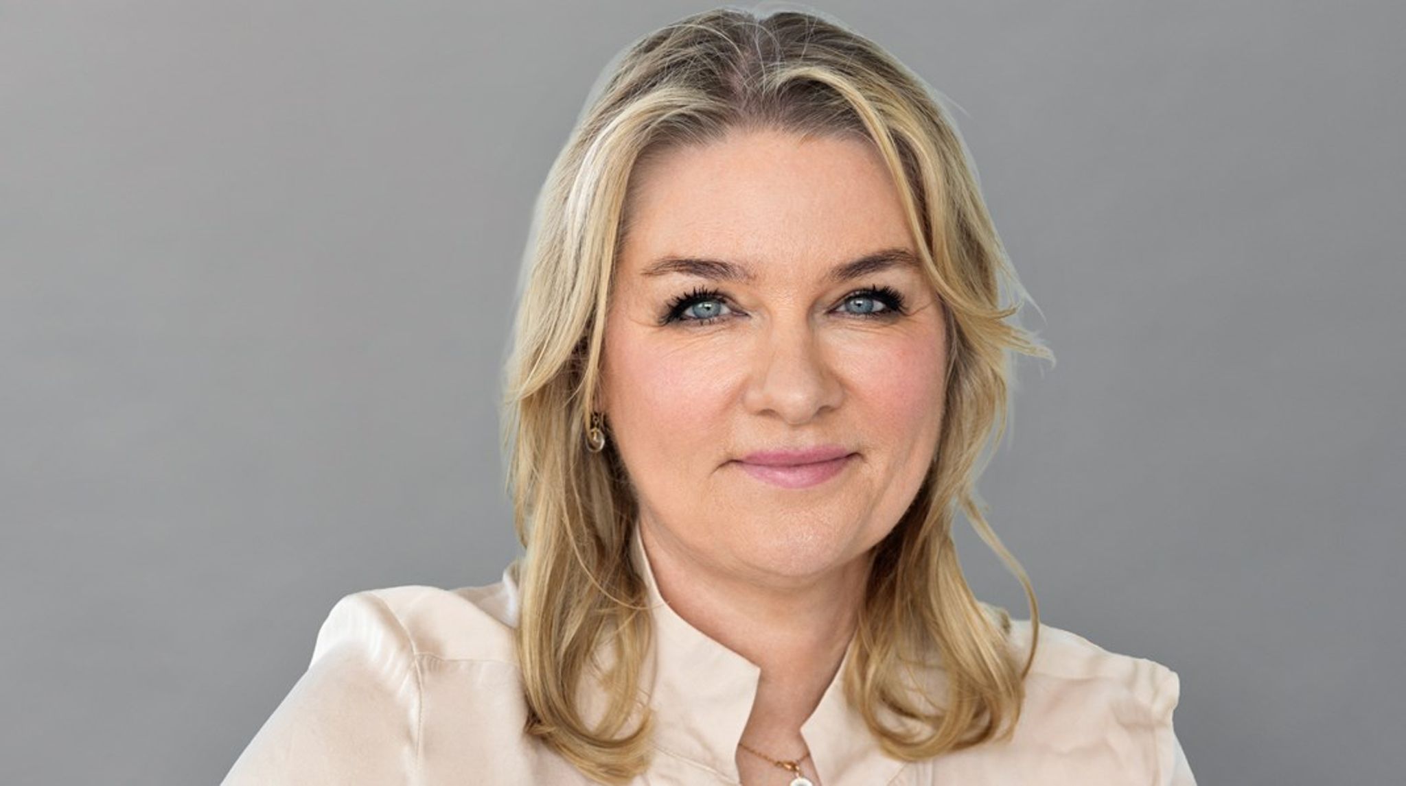 Line Ervolder er uddannet sygeplejerske og har en kandidat fra CBS i business administration and economics.
